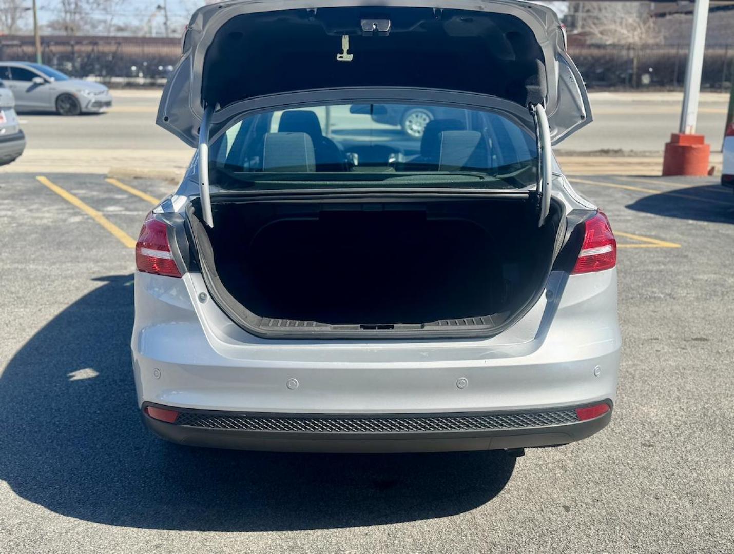 2017 SILVER Ford Focus SEL Sedan (1FADP3H21HL) with an 2.0L L4 DOHC 16V engine, located at 7600 S Western Ave., Chicago, IL, 60620, (773) 918-3980, 0.000000, 0.000000 - Photo#4