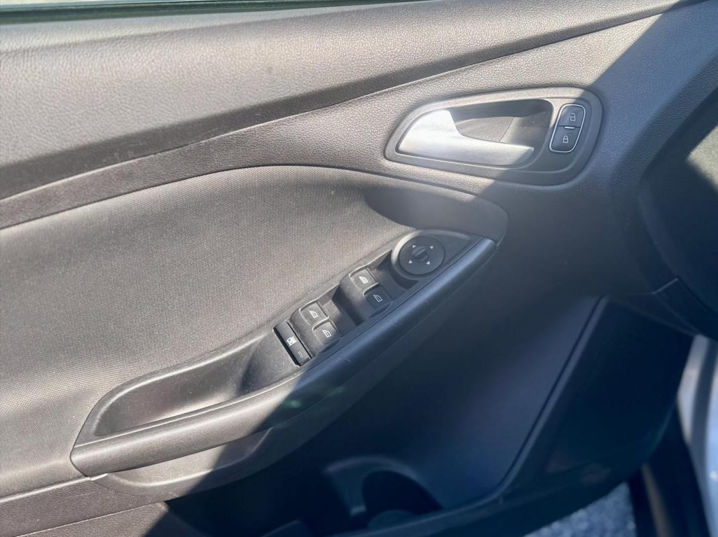 2017 SILVER Ford Focus SEL Sedan (1FADP3H21HL) with an 2.0L L4 DOHC 16V engine, located at 7600 S Western Ave., Chicago, IL, 60620, (773) 918-3980, 0.000000, 0.000000 - Photo#11