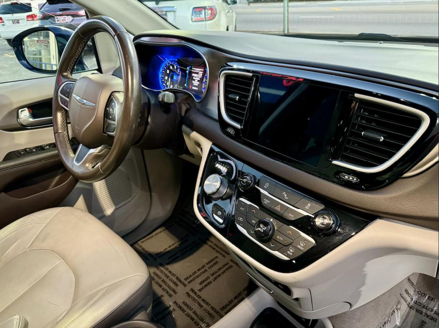 2017 BLUE Chrysler Pacifica Touring (2C4RC1BG0HR) with an 3.6L V6 DOHC 24V engine, 6A transmission, located at 7600 S Western Ave., Chicago, IL, 60620, (773) 918-3980, 0.000000, 0.000000 - Photo#7