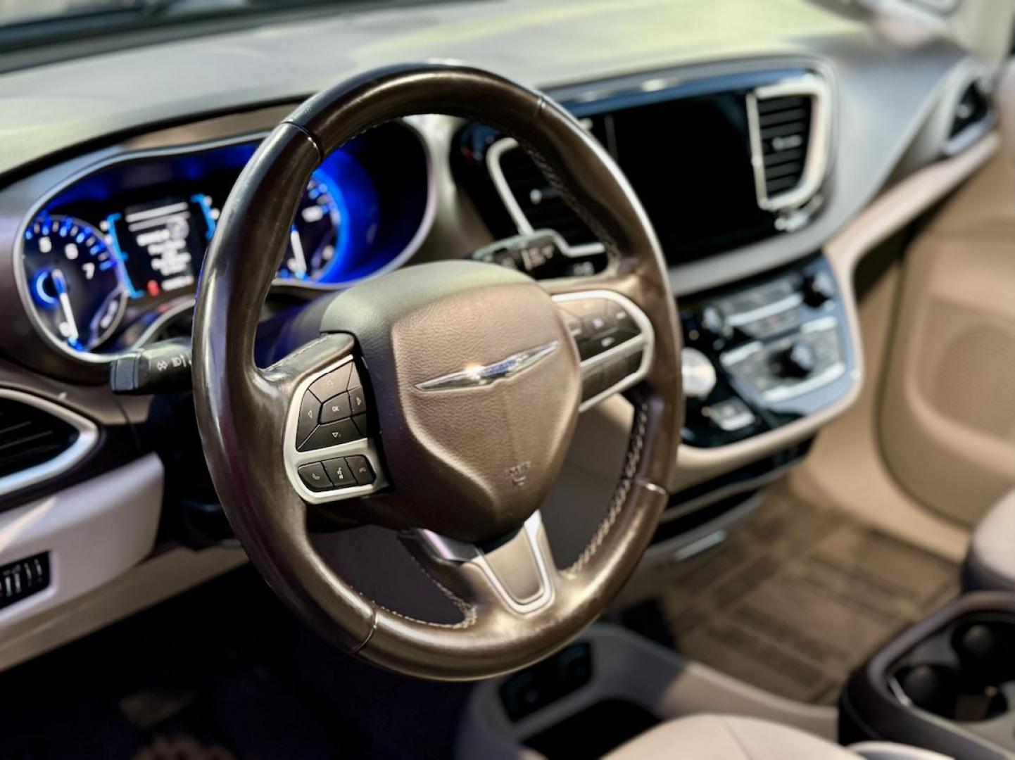 2017 BLUE Chrysler Pacifica Touring (2C4RC1BG0HR) with an 3.6L V6 DOHC 24V engine, 6A transmission, located at 7600 S Western Ave., Chicago, IL, 60620, (773) 918-3980, 0.000000, 0.000000 - Photo#5