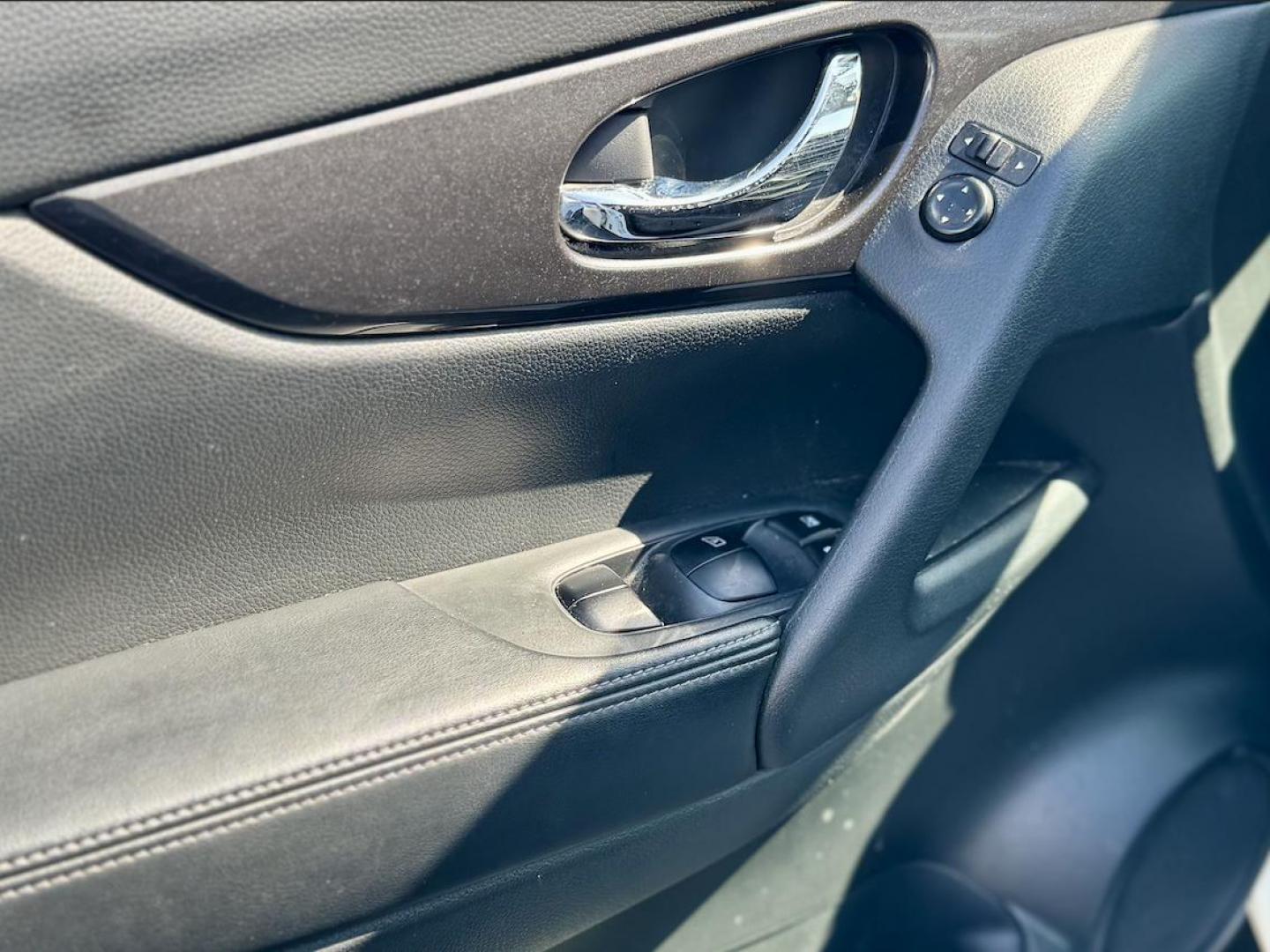 2020 WHITE Nissan Rogue S AWD (5N1AT2MV7LC) with an 2.5L L4 DOHC 16V engine, CVT transmission, located at 7600 S Western Ave., Chicago, IL, 60620, (773) 918-3980, 0.000000, 0.000000 - Photo#11