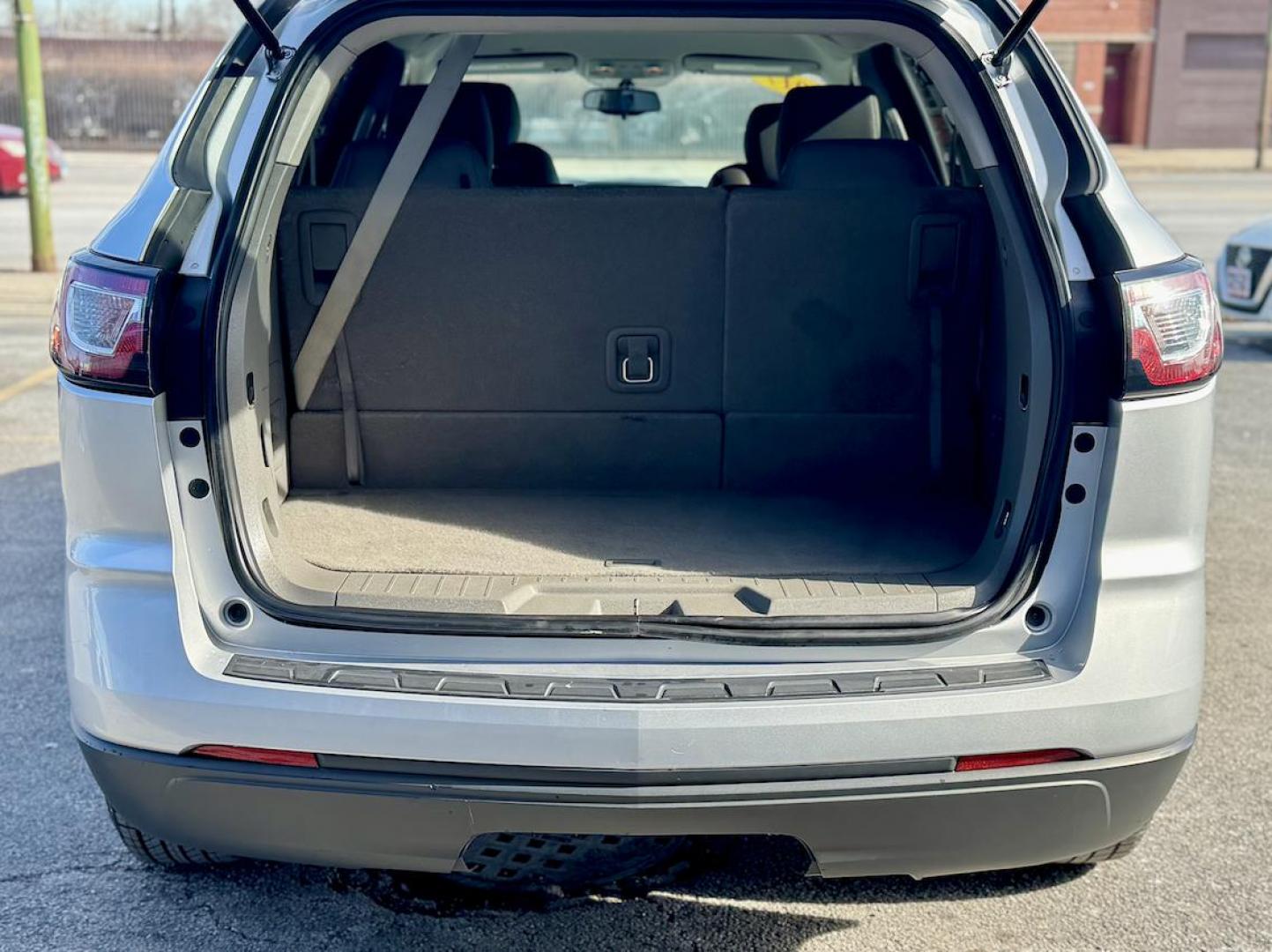 2017 SILVER Chevrolet Traverse LS FWD w/PDC (1GNKRFED2HJ) with an 3.6L V6 DOHC 24V engine, 6A transmission, located at 7600 S Western Ave., Chicago, IL, 60620, (773) 918-3980, 0.000000, 0.000000 - Photo#4