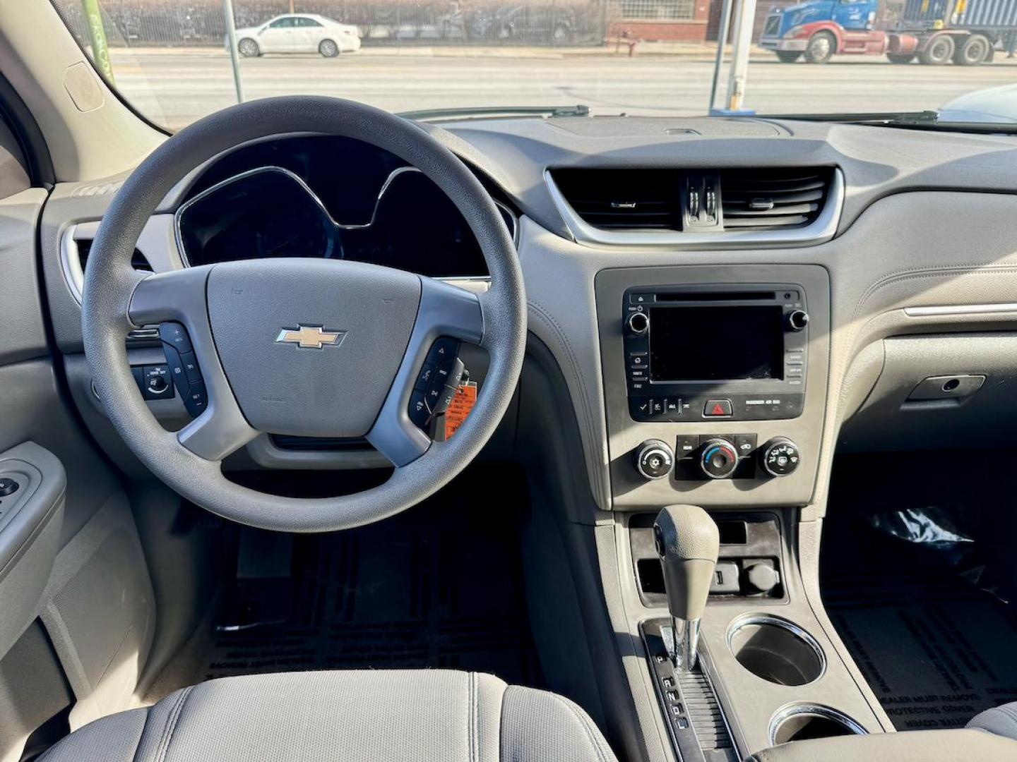 2017 SILVER Chevrolet Traverse LS FWD w/PDC (1GNKRFED2HJ) with an 3.6L V6 DOHC 24V engine, 6A transmission, located at 7600 S Western Ave., Chicago, IL, 60620, (773) 918-3980, 0.000000, 0.000000 - Photo#6