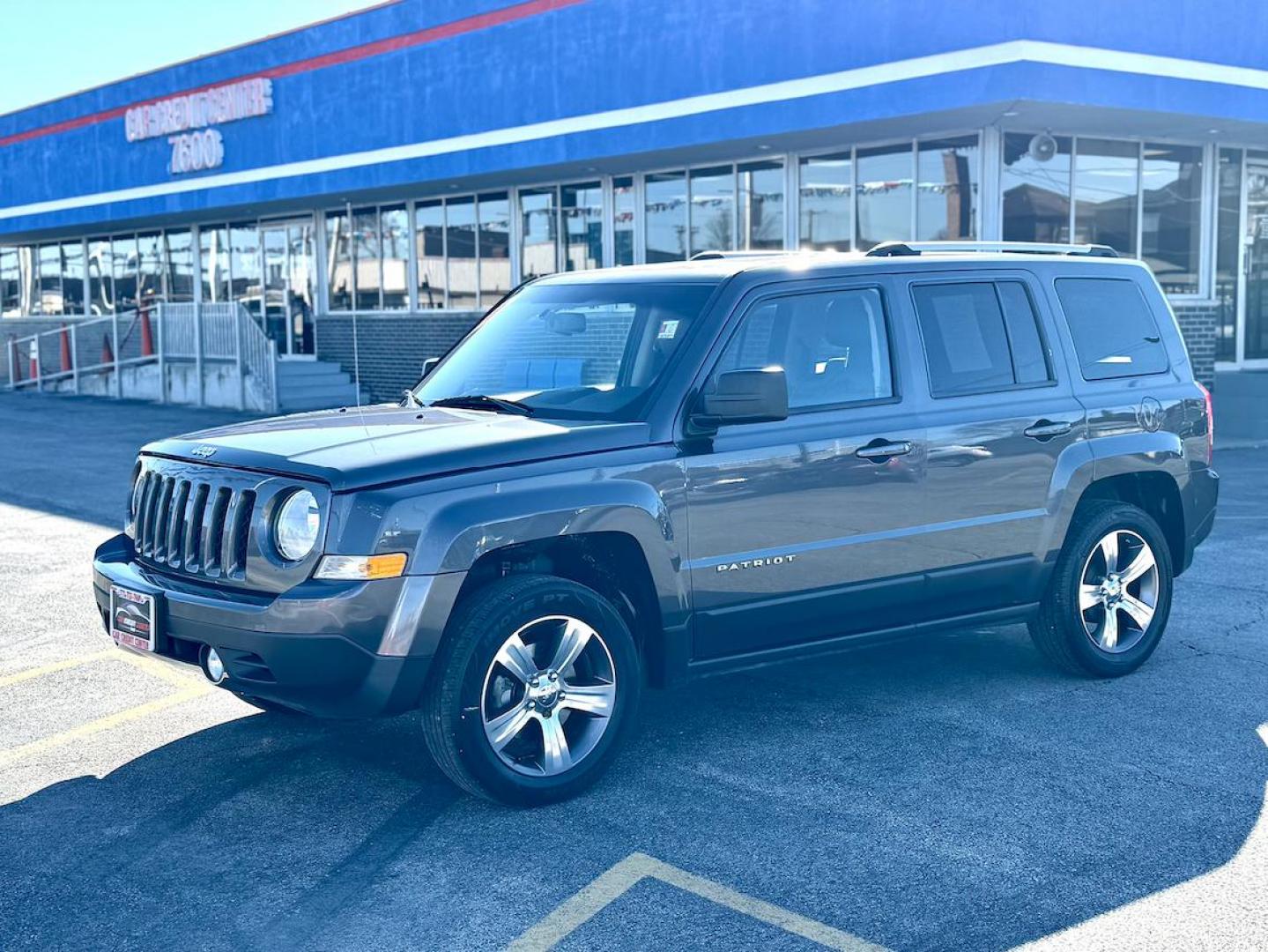 2016 GRAY Jeep Patriot Latitude 2WD (1C4NJPFA1GD) with an 2.0L L4 DOHC 16V engine, located at 7600 S Western Ave., Chicago, IL, 60620, (773) 918-3980, 0.000000, 0.000000 - Photo#2