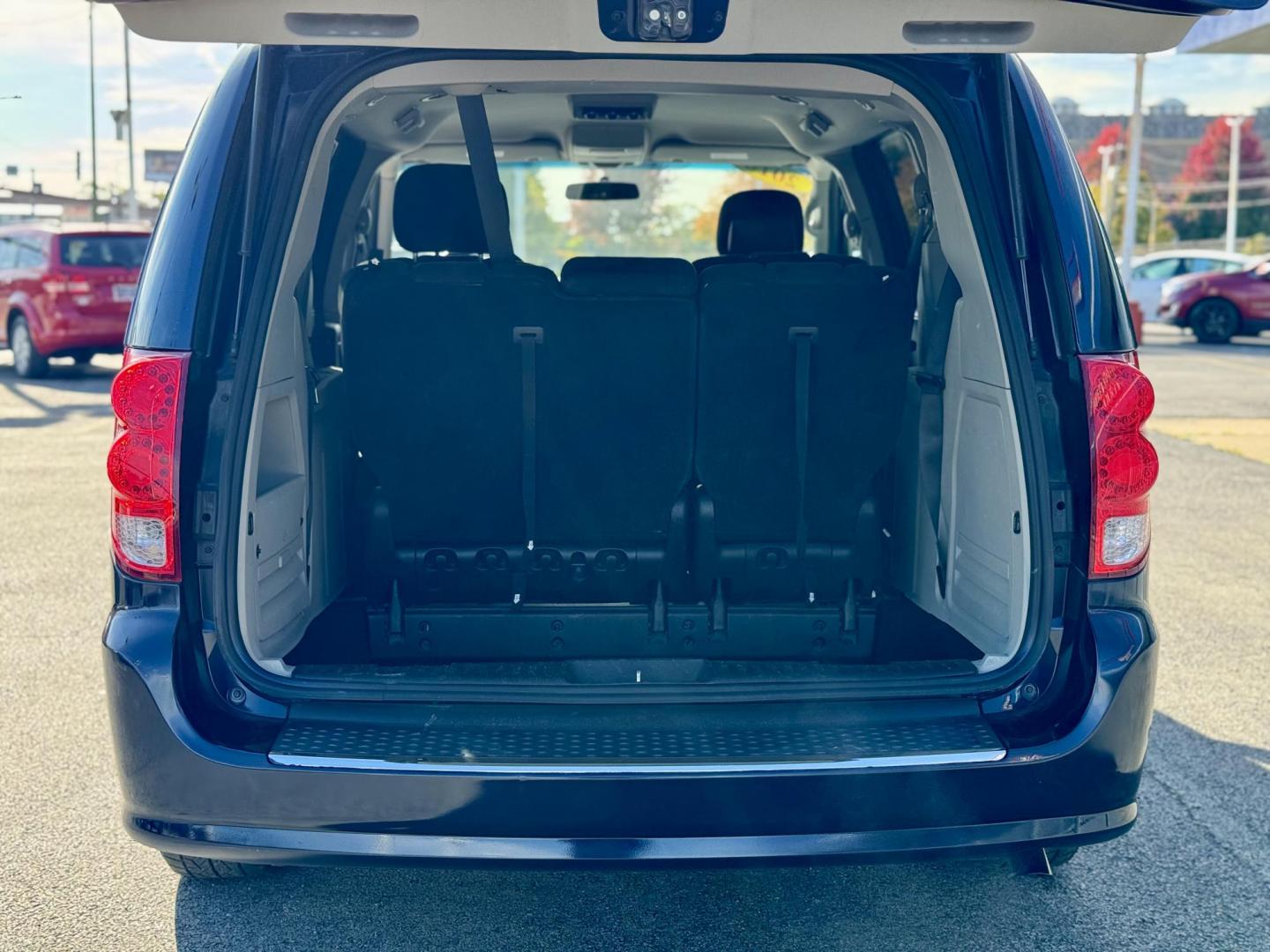 2016 BLUE Dodge Grand Caravan SE (2C4RDGBG0GR) with an 3.6L V6 DOHC 24V engine, 6A transmission, located at 7600 S Western Ave., Chicago, IL, 60620, (773) 918-3980, 0.000000, 0.000000 - Photo#4