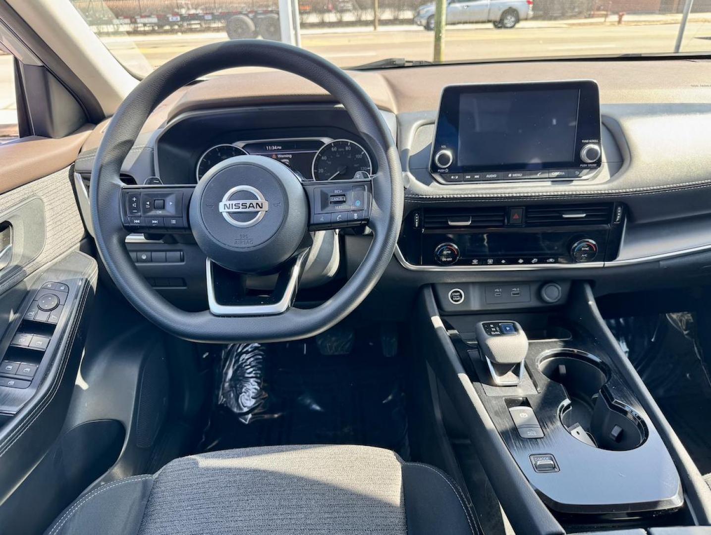 2021 SILVER Nissan Rogue SV (5N1AT3BA3MC) with an 2.5L L4 DOHC 16V engine, CVT transmission, located at 7600 S Western Ave., Chicago, IL, 60620, (773) 918-3980, 0.000000, 0.000000 - Photo#6