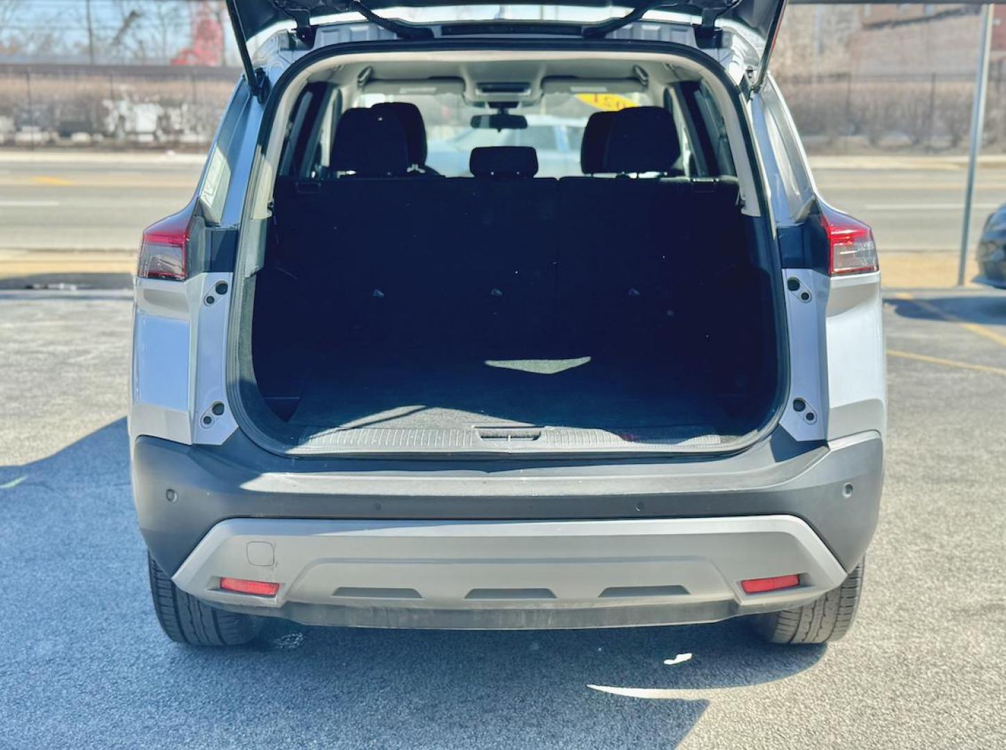 2021 SILVER Nissan Rogue SV (5N1AT3BA3MC) with an 2.5L L4 DOHC 16V engine, CVT transmission, located at 7600 S Western Ave., Chicago, IL, 60620, (773) 918-3980, 0.000000, 0.000000 - Photo#4