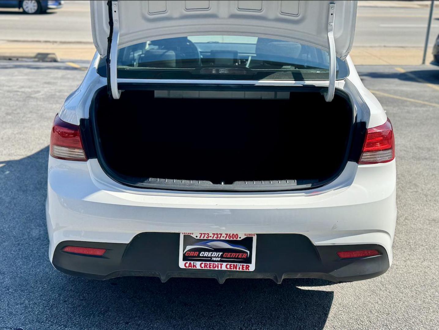 2020 OFF-WHITE Kia Rio LX (3KPA24AD8LE) with an 1.6L L4 DOHC 16V engine, 6A transmission, located at 7600 S Western Ave., Chicago, IL, 60620, (773) 918-3980, 0.000000, 0.000000 - Photo#4
