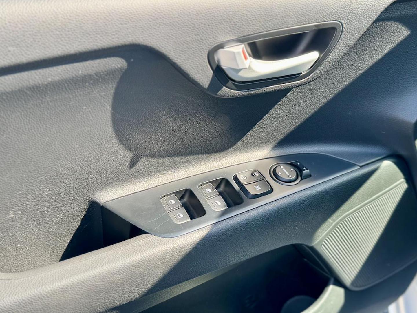 2020 OFF-WHITE Kia Rio LX (3KPA24AD8LE) with an 1.6L L4 DOHC 16V engine, 6A transmission, located at 7600 S Western Ave., Chicago, IL, 60620, (773) 918-3980, 0.000000, 0.000000 - Photo#10
