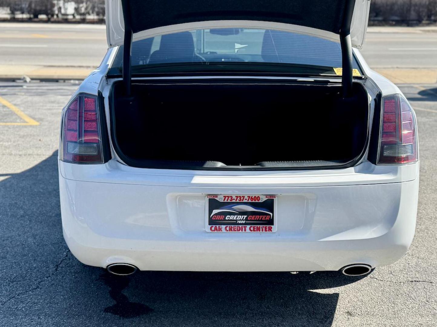 2014 WHITE Chrysler 300 S V6 AWD (2C3CCAGGXEH) with an 3.6L V6 DOHC 24V engine, 8-Speed Automatic transmission, located at 7600 S Western Ave., Chicago, IL, 60620, (773) 918-3980, 0.000000, 0.000000 - Photo#4