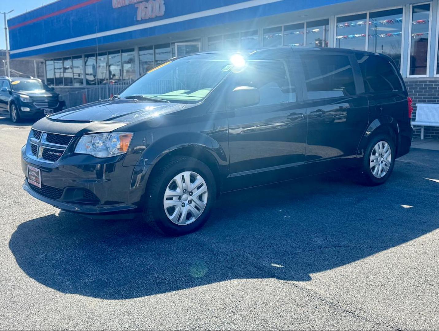 2018 BLACK Dodge Grand Caravan SE (2C4RDGBG6JR) with an 3.6L V6 DOHC 24V engine, 6A transmission, located at 7600 S Western Ave., Chicago, IL, 60620, (773) 918-3980, 0.000000, 0.000000 - Photo#2