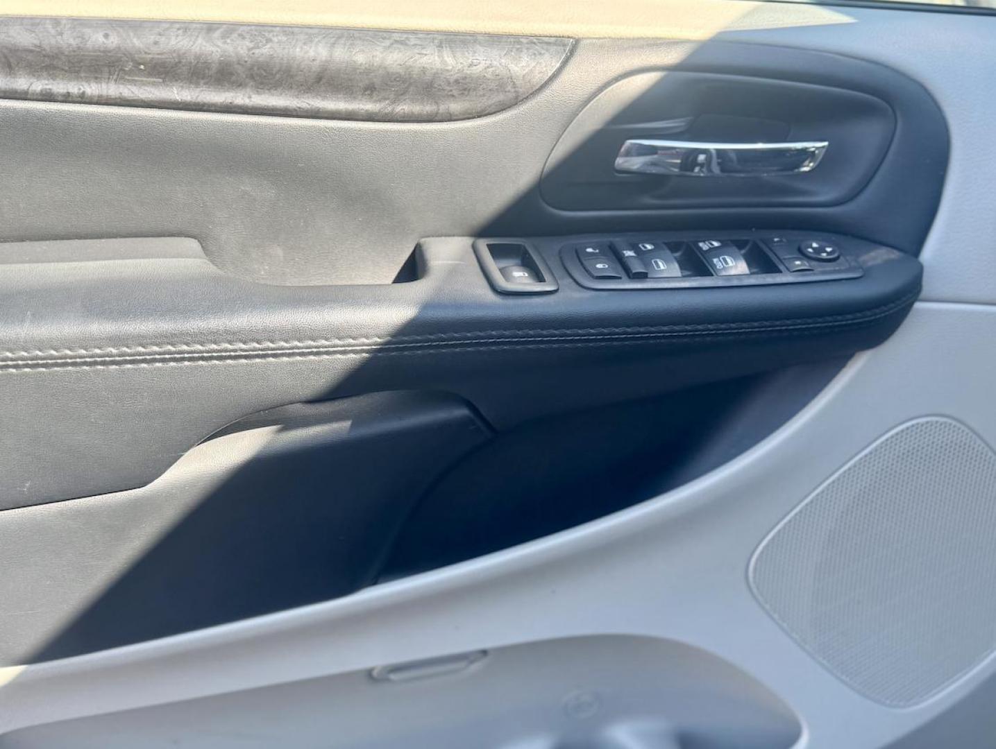 2018 BLACK Dodge Grand Caravan SE (2C4RDGBG6JR) with an 3.6L V6 DOHC 24V engine, 6A transmission, located at 7600 S Western Ave., Chicago, IL, 60620, (773) 918-3980, 0.000000, 0.000000 - Photo#12