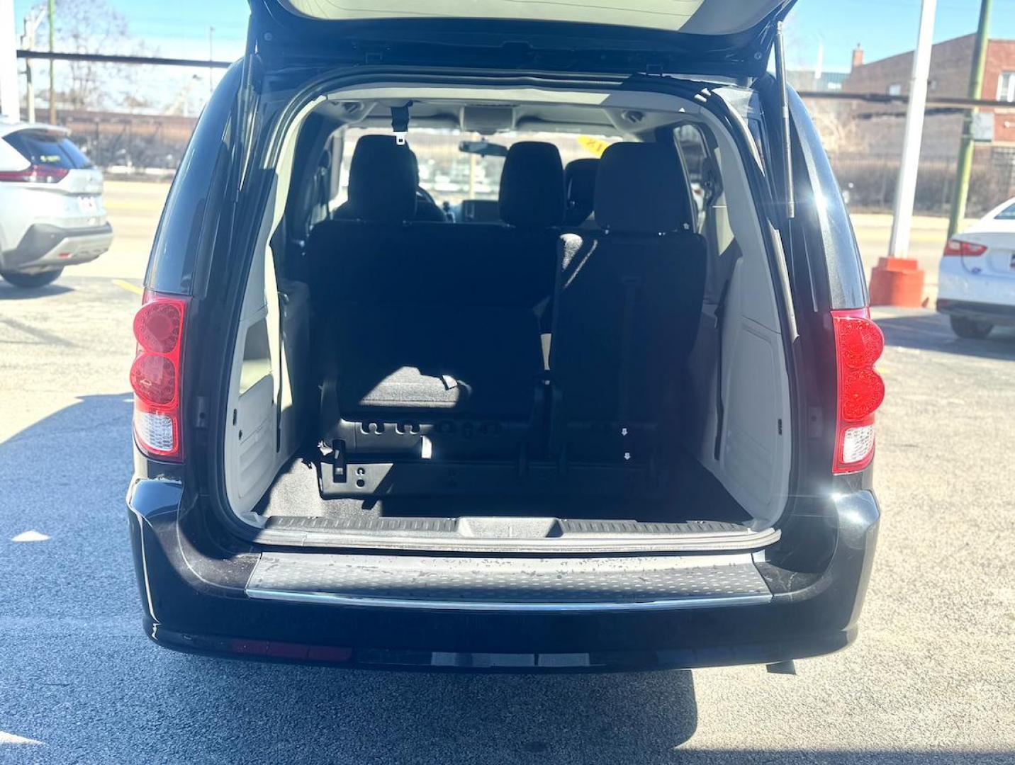 2018 BLACK Dodge Grand Caravan SE (2C4RDGBG6JR) with an 3.6L V6 DOHC 24V engine, 6A transmission, located at 7600 S Western Ave., Chicago, IL, 60620, (773) 918-3980, 0.000000, 0.000000 - Photo#4