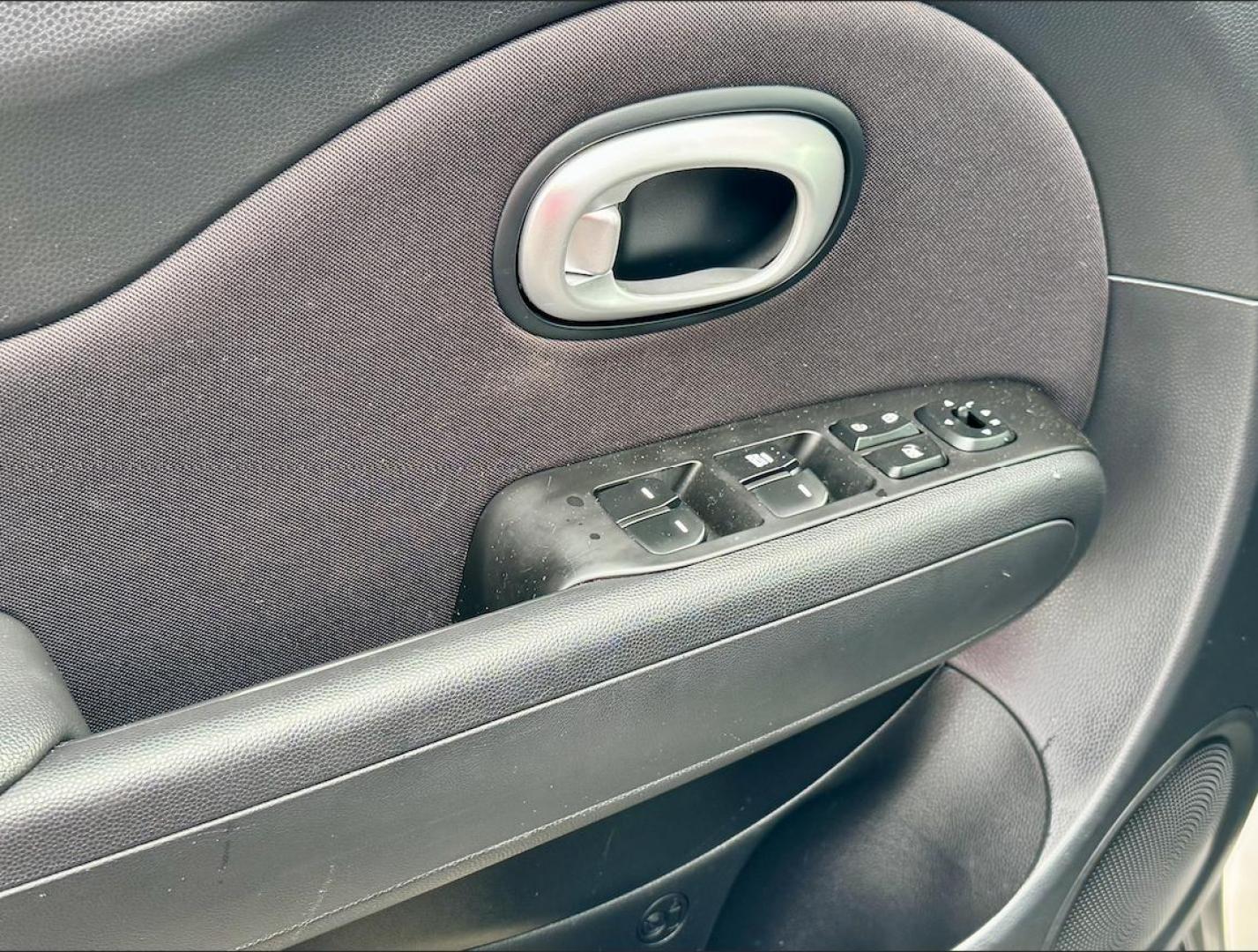 2016 GRAY Kia Soul Base 6A (KNDJN2A22G7) with an 1.6L L4 DOHC 16V engine, 6A transmission, located at 7600 S Western Ave., Chicago, IL, 60620, (773) 918-3980, 0.000000, 0.000000 - Photo#11