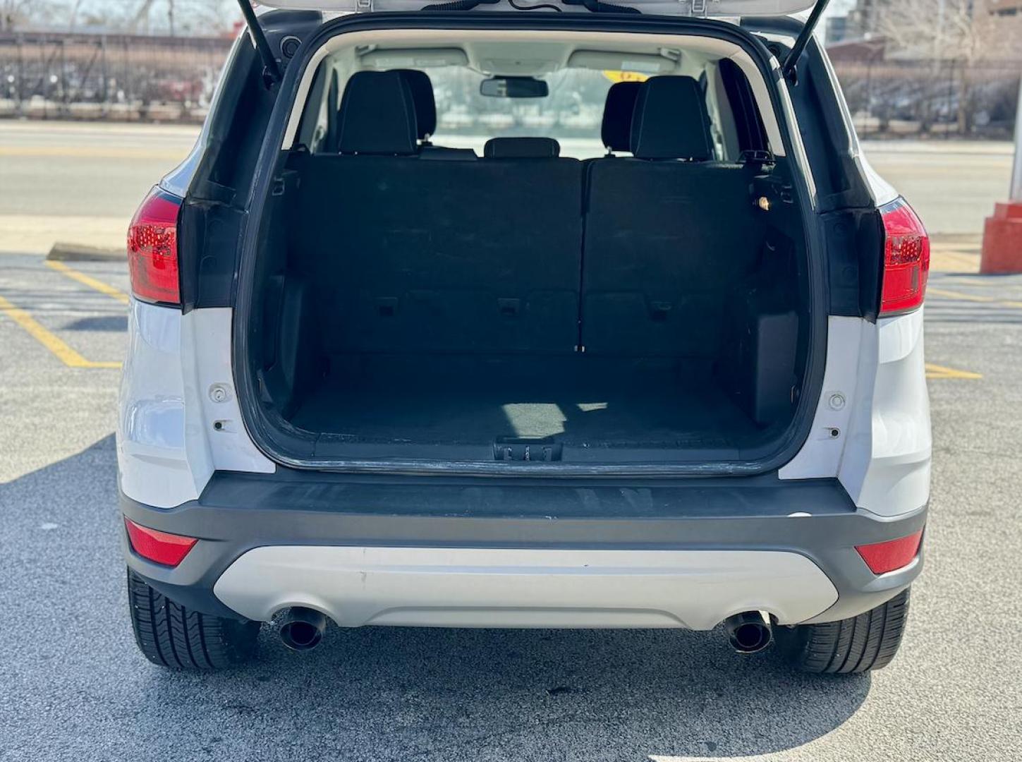 2019 WHITE Ford Escape SE FWD (1FMCU0GD2KU) with an 1.5L L4 DOHC 16V engine, 6A transmission, located at 7600 S Western Ave., Chicago, IL, 60620, (773) 918-3980, 0.000000, 0.000000 - Photo#4