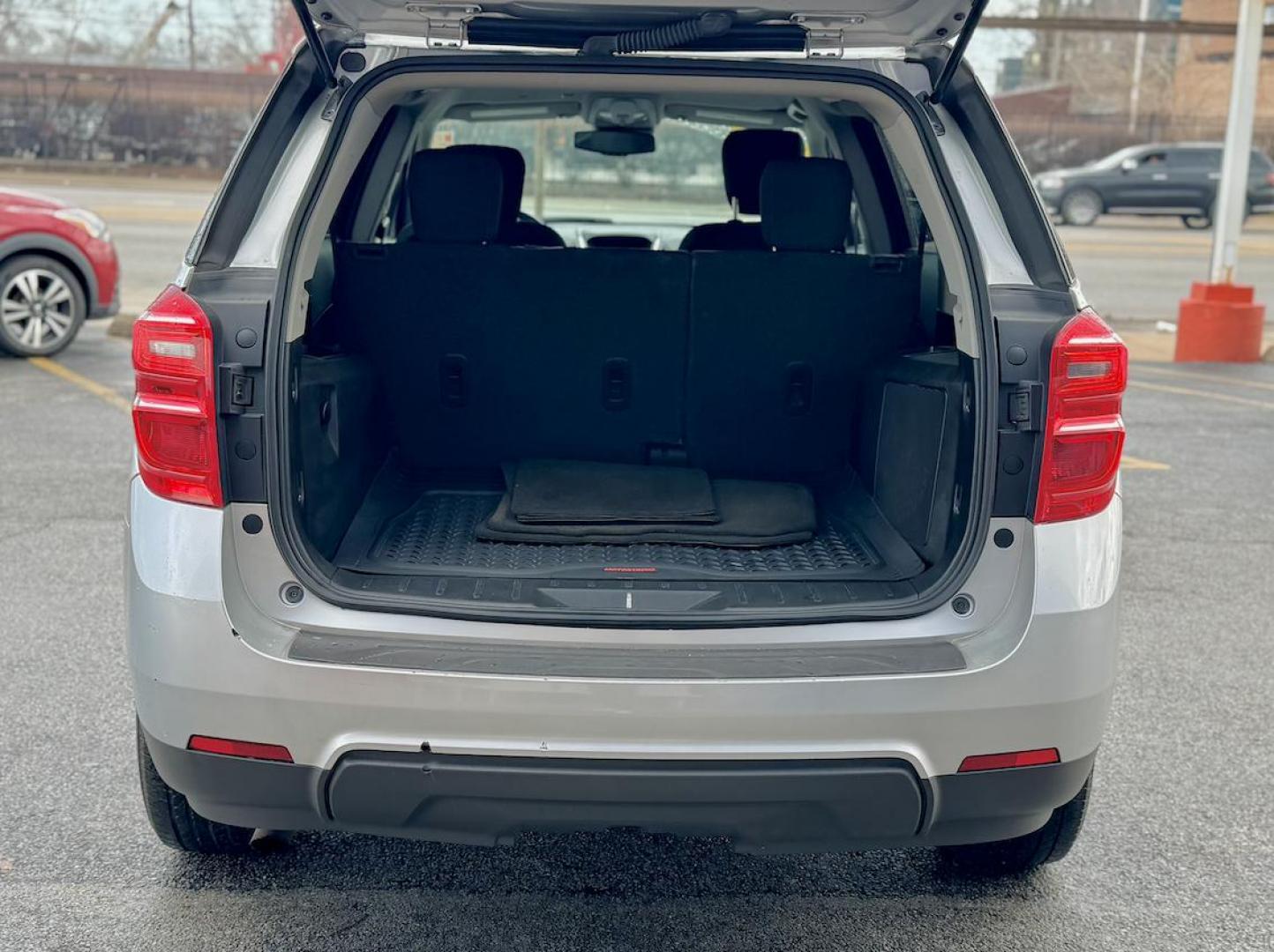 2017 SILVER Chevrolet Equinox LT 2WD (2GNALCEK2H1) with an 2.4L L4 DOHC 16V FFV engine, 6A transmission, located at 7600 S Western Ave., Chicago, IL, 60620, (773) 918-3980, 0.000000, 0.000000 - Photo#4