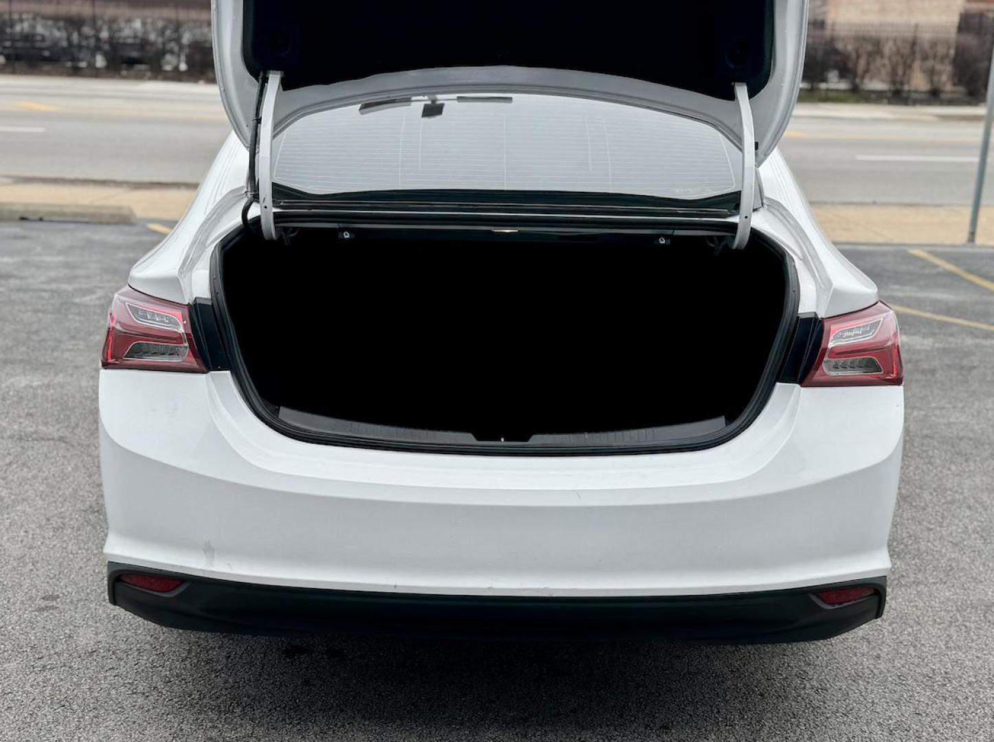 2021 WHITE Chevrolet Malibu LT (1G1ZD5ST5MF) with an 1.5L L4 DOHC 16V engine, 6A transmission, located at 7600 S Western Ave., Chicago, IL, 60620, (773) 918-3980, 0.000000, 0.000000 - Photo#5