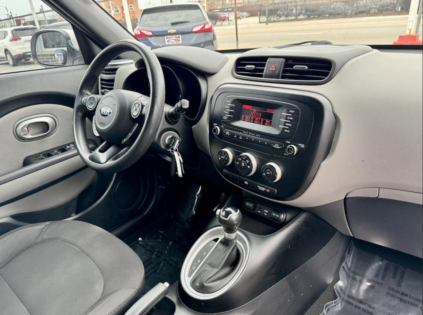 2016 WHITE Kia Soul Base 6A (KNDJN2A26G7) with an 1.6L L4 DOHC 16V engine, 6A transmission, located at 7600 S Western Ave., Chicago, IL, 60620, (773) 918-3980, 0.000000, 0.000000 - Photo#8