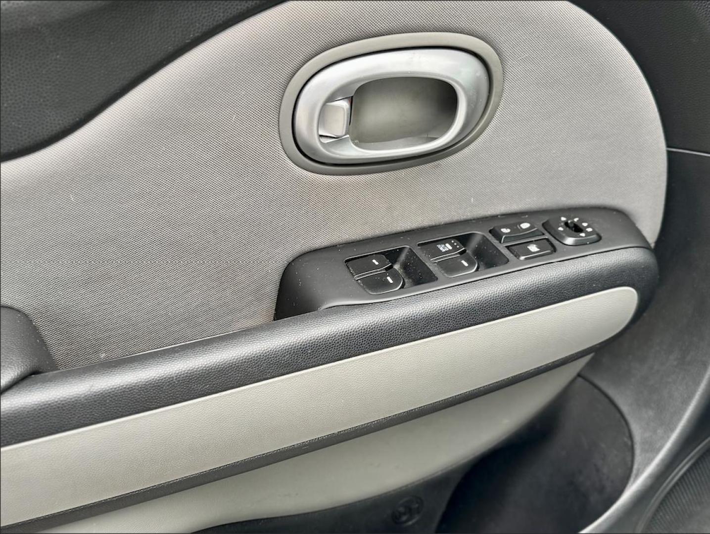 2016 WHITE Kia Soul Base 6A (KNDJN2A26G7) with an 1.6L L4 DOHC 16V engine, 6A transmission, located at 7600 S Western Ave., Chicago, IL, 60620, (773) 918-3980, 0.000000, 0.000000 - Photo#11