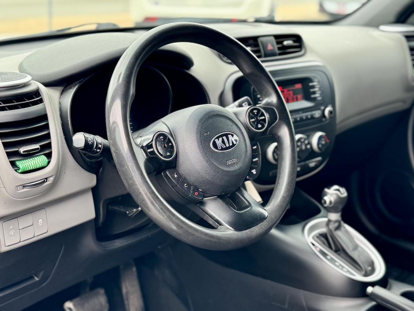 2016 WHITE Kia Soul Base 6A (KNDJN2A26G7) with an 1.6L L4 DOHC 16V engine, 6A transmission, located at 7600 S Western Ave., Chicago, IL, 60620, (773) 918-3980, 0.000000, 0.000000 - Photo#5