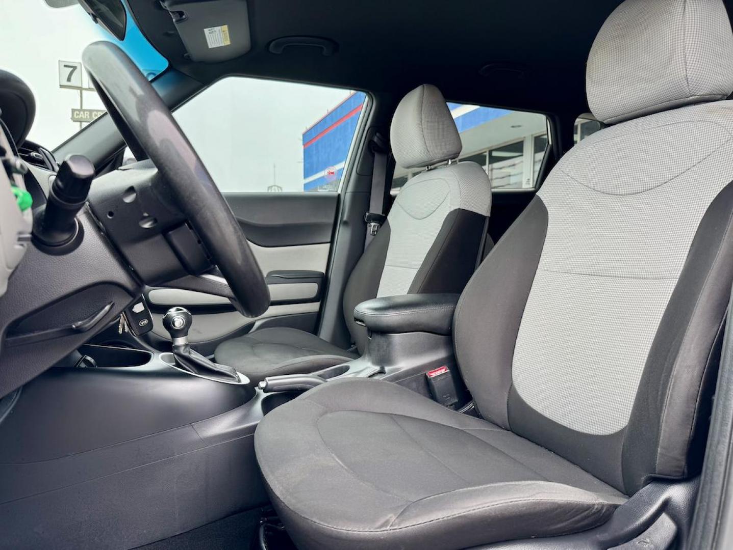 2016 WHITE Kia Soul Base 6A (KNDJN2A26G7) with an 1.6L L4 DOHC 16V engine, 6A transmission, located at 7600 S Western Ave., Chicago, IL, 60620, (773) 918-3980, 0.000000, 0.000000 - Photo#7