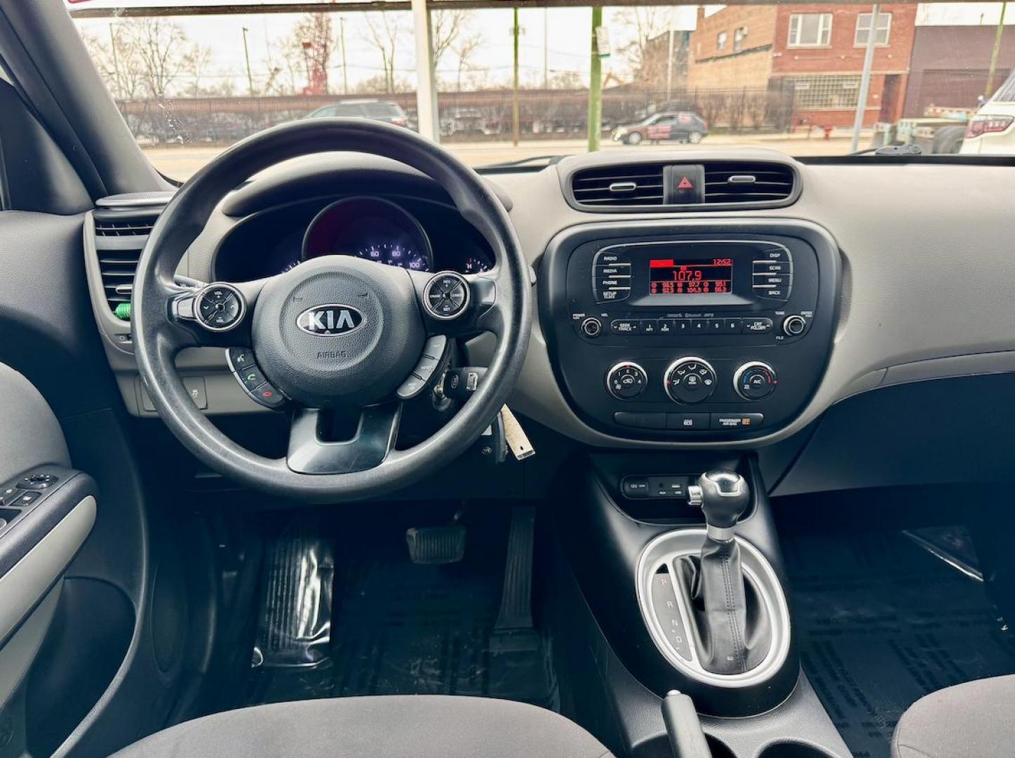 2016 WHITE Kia Soul Base 6A (KNDJN2A26G7) with an 1.6L L4 DOHC 16V engine, 6A transmission, located at 7600 S Western Ave., Chicago, IL, 60620, (773) 918-3980, 0.000000, 0.000000 - Photo#6
