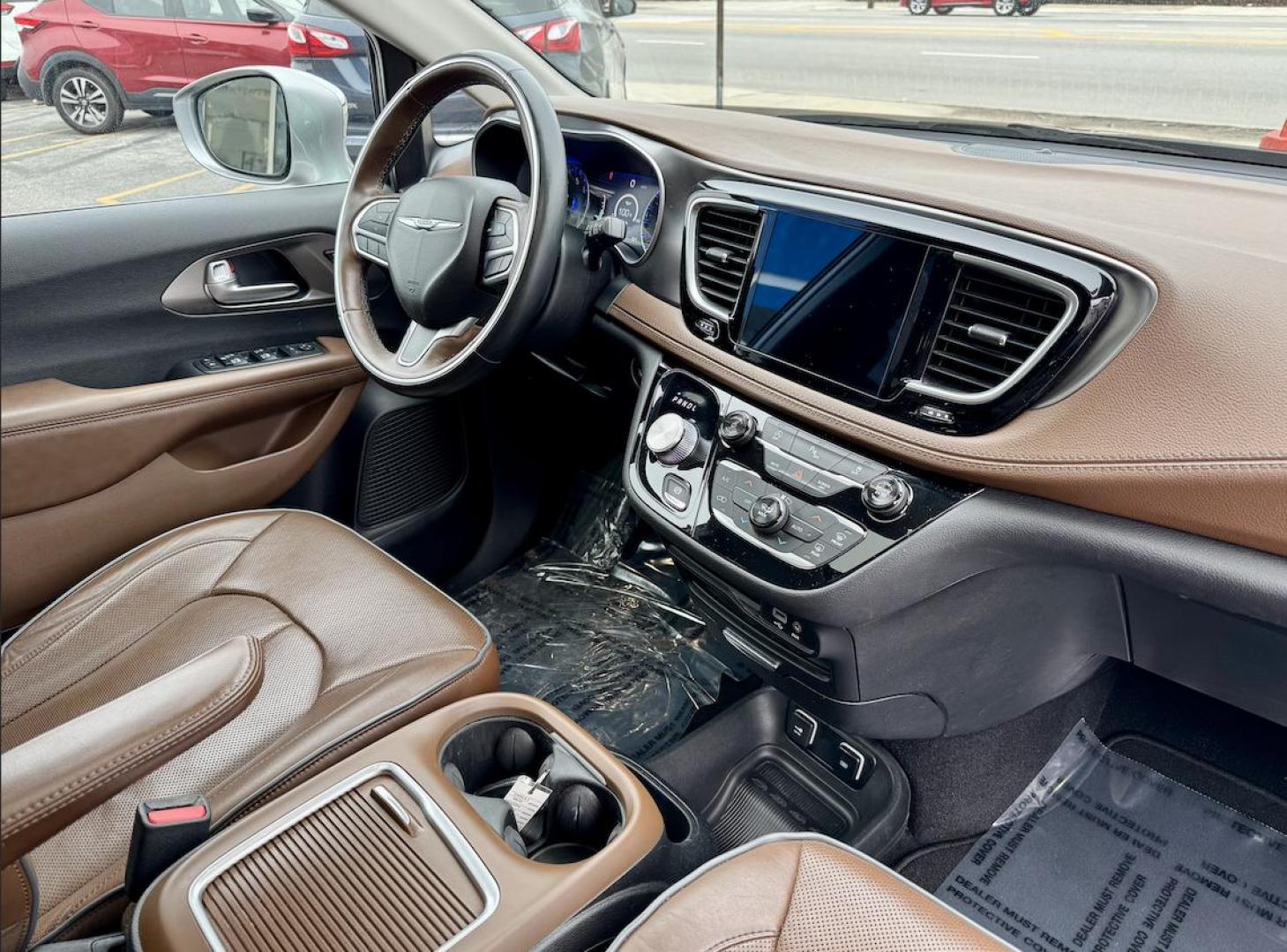 2018 SILVER Chrysler Pacifica Limited (2C4RC1GG9JR) with an 3.6L V6 DOHC 24V engine, 9A transmission, located at 7600 S Western Ave., Chicago, IL, 60620, (773) 918-3980, 0.000000, 0.000000 - Photo#8