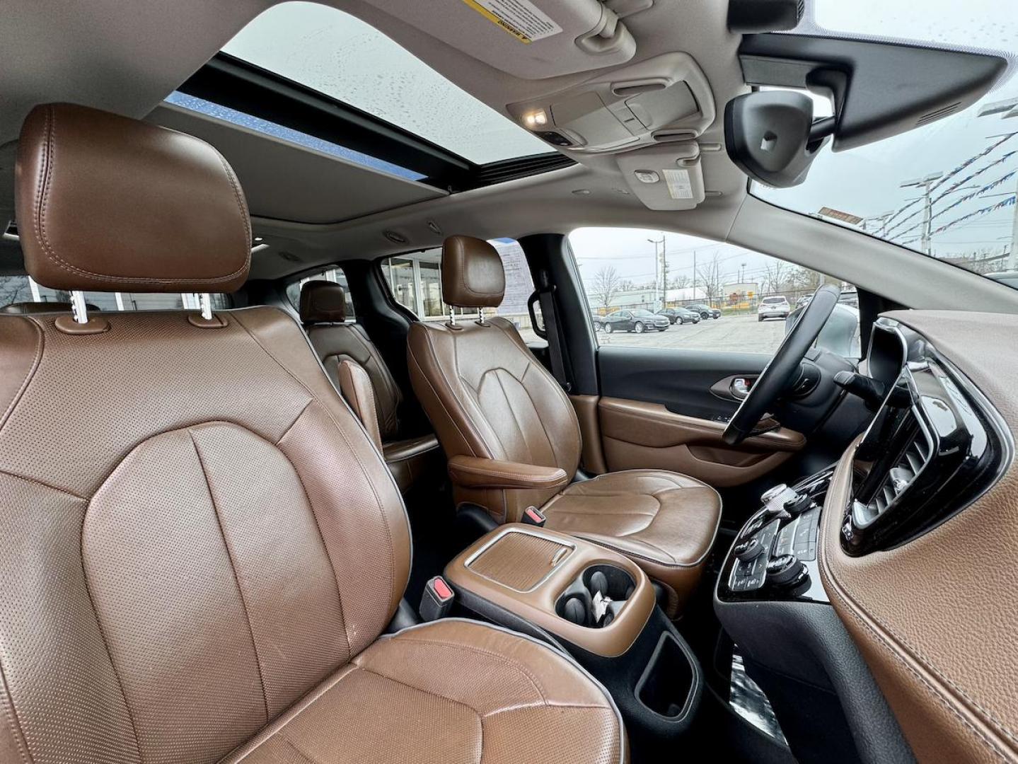 2018 SILVER Chrysler Pacifica Limited (2C4RC1GG9JR) with an 3.6L V6 DOHC 24V engine, 9A transmission, located at 7600 S Western Ave., Chicago, IL, 60620, (773) 918-3980, 0.000000, 0.000000 - Photo#9