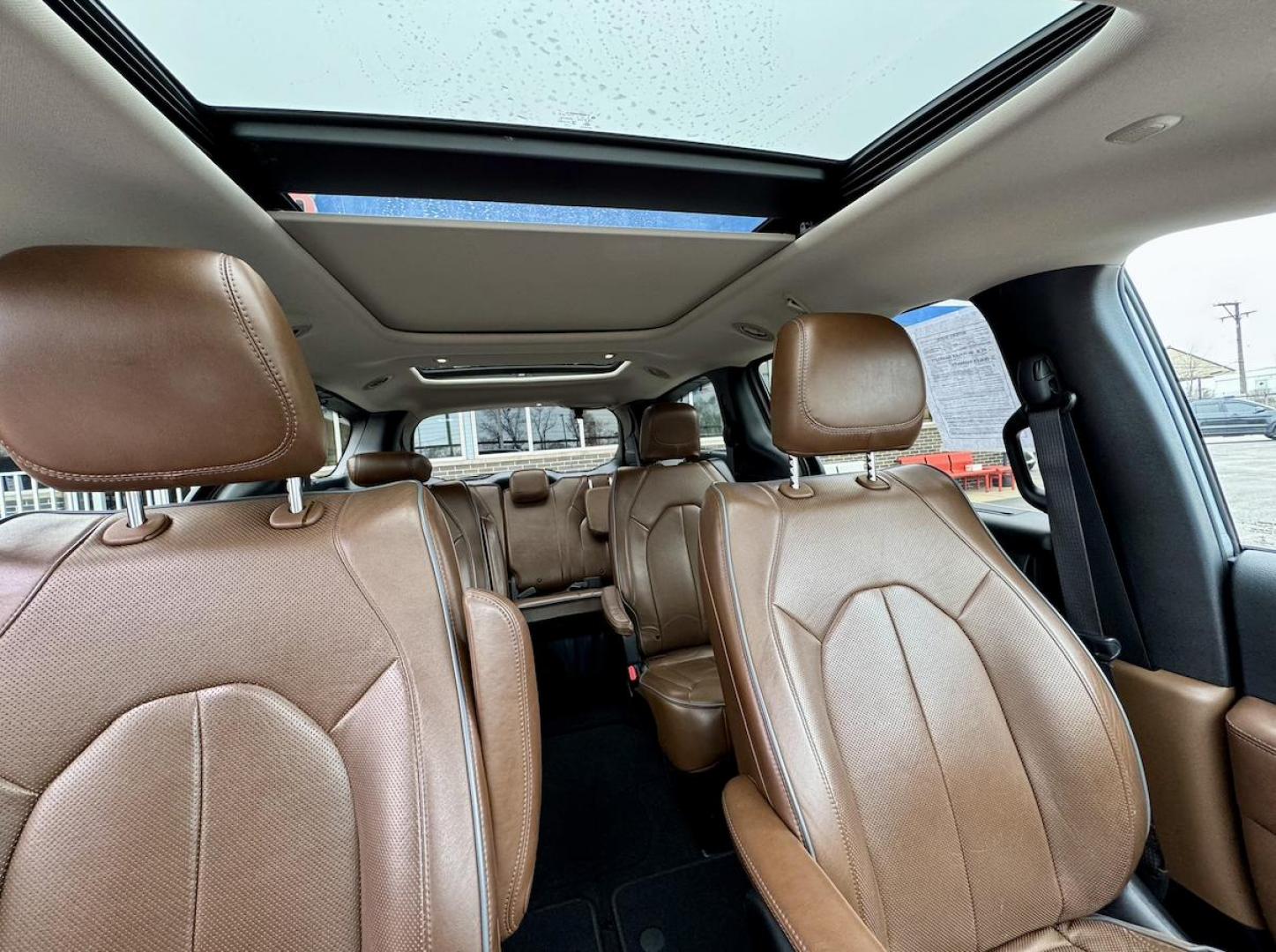2018 SILVER Chrysler Pacifica Limited (2C4RC1GG9JR) with an 3.6L V6 DOHC 24V engine, 9A transmission, located at 7600 S Western Ave., Chicago, IL, 60620, (773) 918-3980, 0.000000, 0.000000 - Photo#12