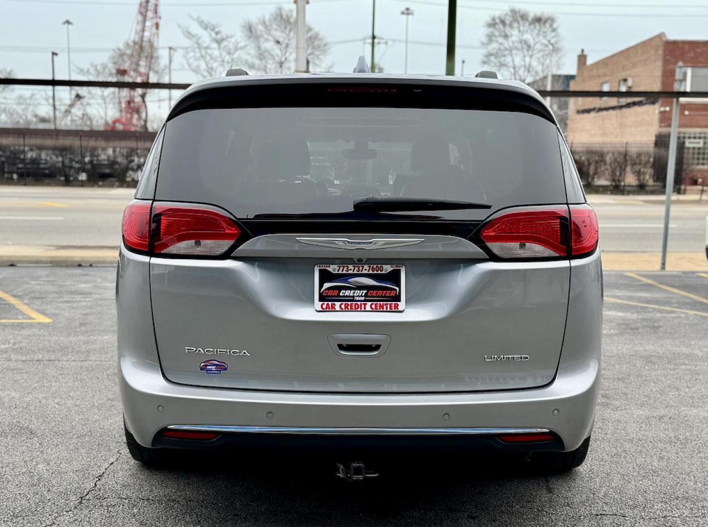 2018 SILVER Chrysler Pacifica Limited (2C4RC1GG9JR) with an 3.6L V6 DOHC 24V engine, 9A transmission, located at 7600 S Western Ave., Chicago, IL, 60620, (773) 918-3980, 0.000000, 0.000000 - Photo#3