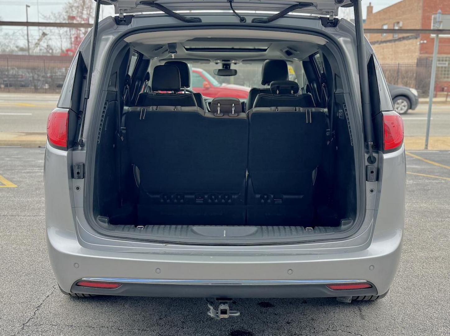 2018 SILVER Chrysler Pacifica Limited (2C4RC1GG9JR) with an 3.6L V6 DOHC 24V engine, 9A transmission, located at 7600 S Western Ave., Chicago, IL, 60620, (773) 918-3980, 0.000000, 0.000000 - Photo#4
