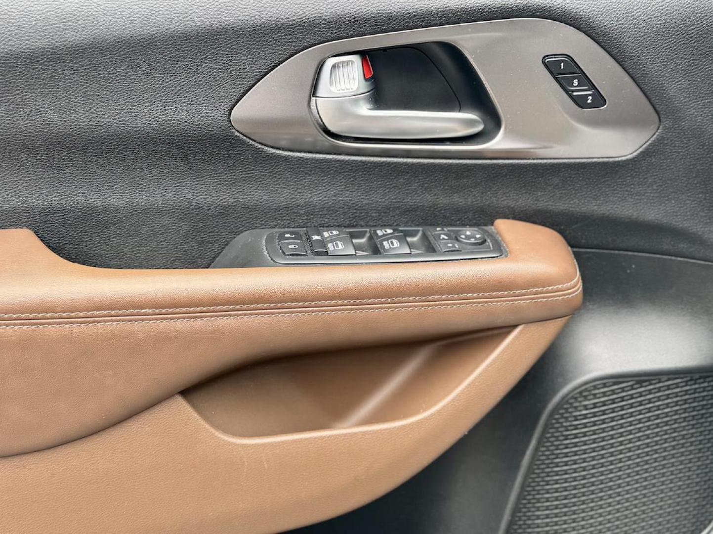 2018 SILVER Chrysler Pacifica Limited (2C4RC1GG9JR) with an 3.6L V6 DOHC 24V engine, 9A transmission, located at 7600 S Western Ave., Chicago, IL, 60620, (773) 918-3980, 0.000000, 0.000000 - Photo#13