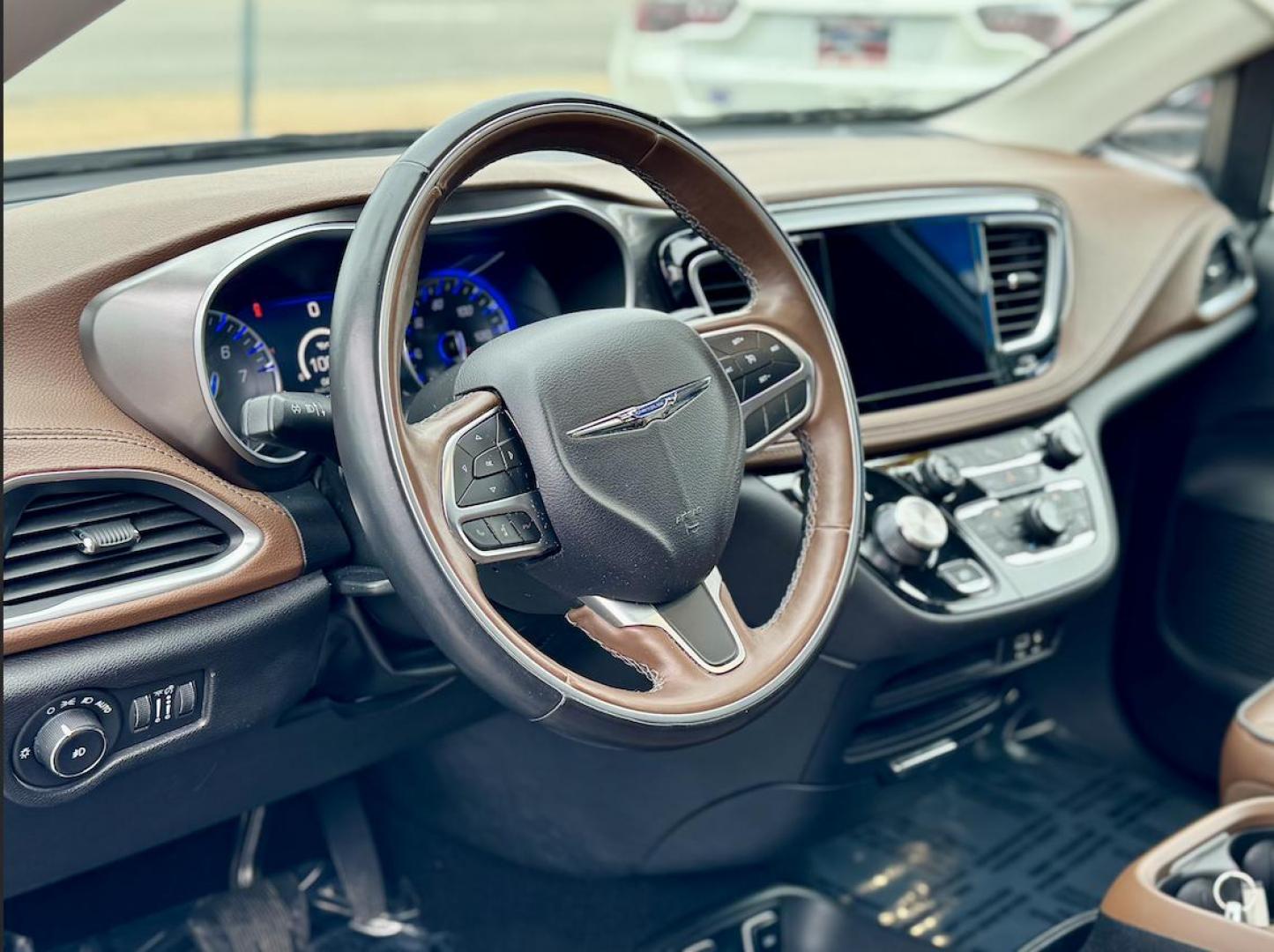 2018 SILVER Chrysler Pacifica Limited (2C4RC1GG9JR) with an 3.6L V6 DOHC 24V engine, 9A transmission, located at 7600 S Western Ave., Chicago, IL, 60620, (773) 918-3980, 0.000000, 0.000000 - Photo#5