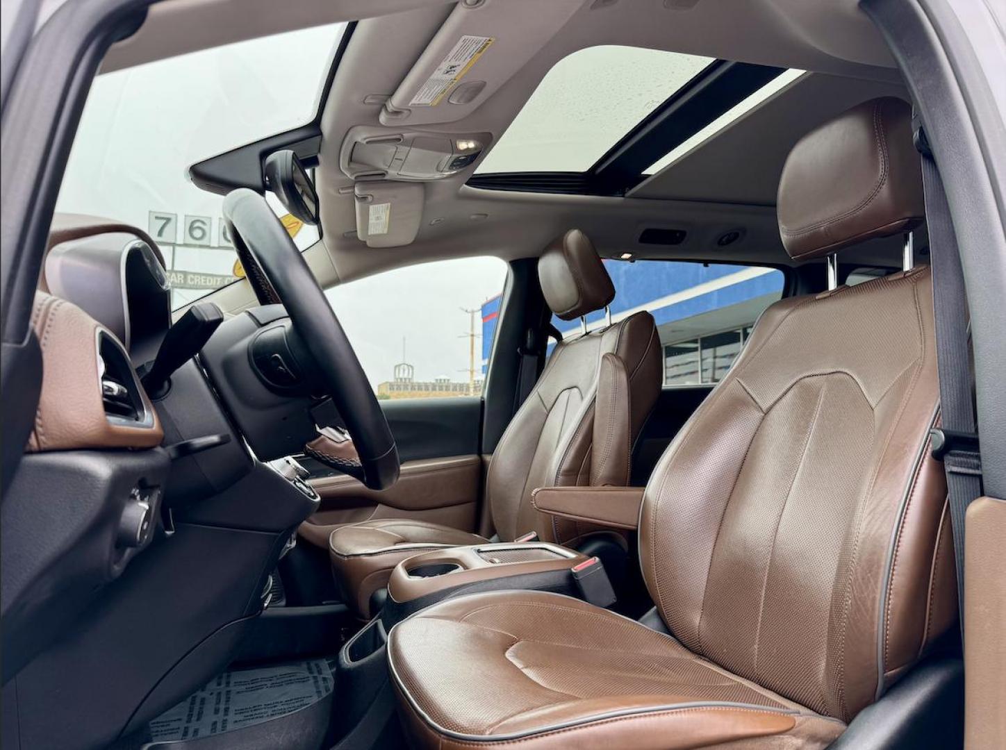 2018 SILVER Chrysler Pacifica Limited (2C4RC1GG9JR) with an 3.6L V6 DOHC 24V engine, 9A transmission, located at 7600 S Western Ave., Chicago, IL, 60620, (773) 918-3980, 0.000000, 0.000000 - Photo#7