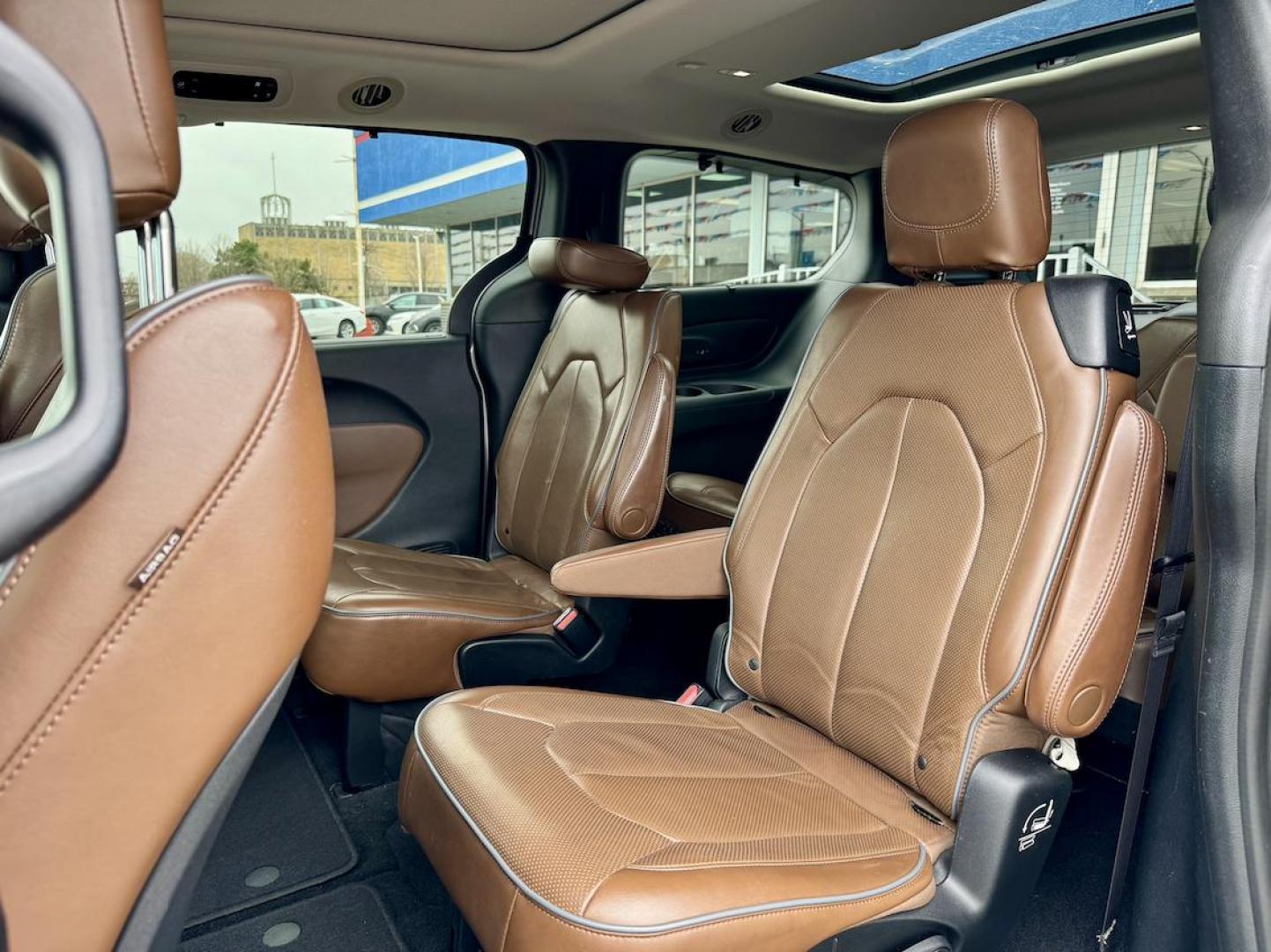 2018 SILVER Chrysler Pacifica Limited (2C4RC1GG9JR) with an 3.6L V6 DOHC 24V engine, 9A transmission, located at 7600 S Western Ave., Chicago, IL, 60620, (773) 918-3980, 0.000000, 0.000000 - Photo#10