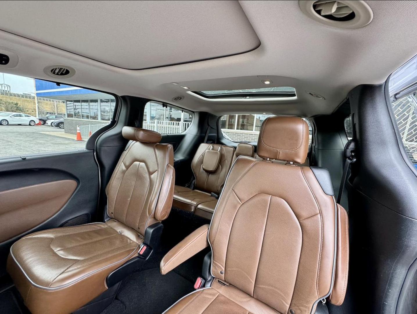 2018 SILVER Chrysler Pacifica Limited (2C4RC1GG9JR) with an 3.6L V6 DOHC 24V engine, 9A transmission, located at 7600 S Western Ave., Chicago, IL, 60620, (773) 918-3980, 0.000000, 0.000000 - Photo#11