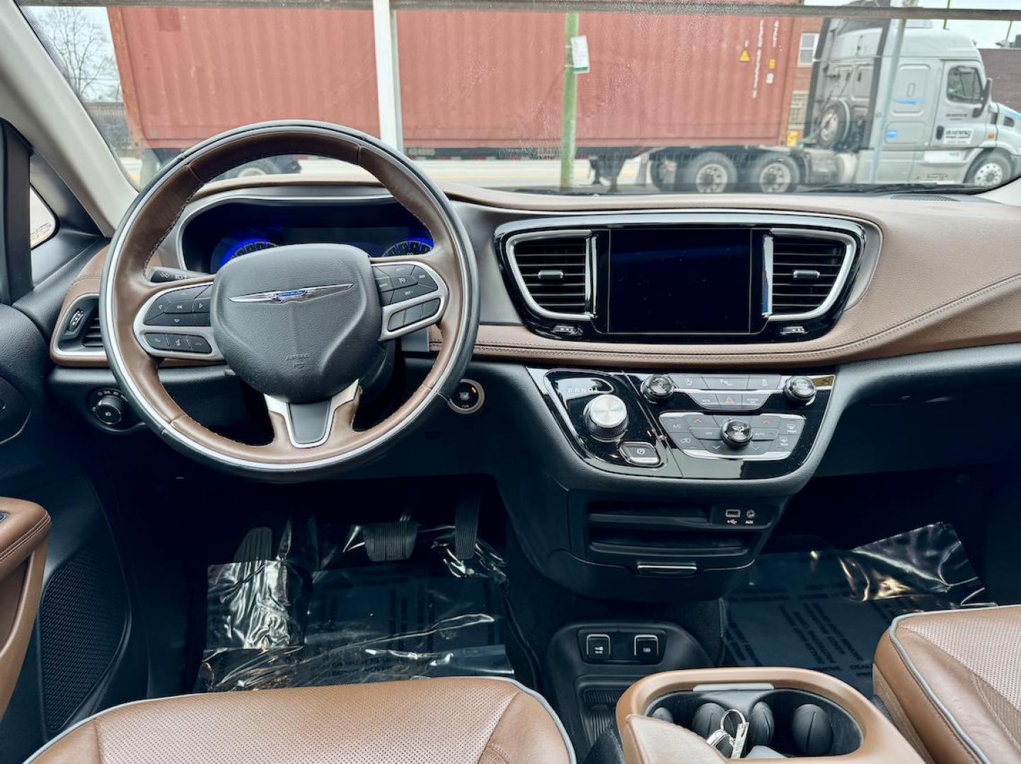 2018 SILVER Chrysler Pacifica Limited (2C4RC1GG9JR) with an 3.6L V6 DOHC 24V engine, 9A transmission, located at 7600 S Western Ave., Chicago, IL, 60620, (773) 918-3980, 0.000000, 0.000000 - Photo#6