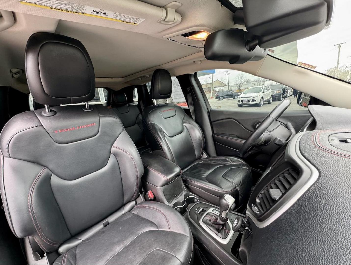 2014 GRAY Jeep Cherokee Trailhawk 4WD (1C4PJMBS7EW) with an 3.2L V6 DOHC 24V engine, 9-Speed Automatic transmission, located at 7600 S Western Ave., Chicago, IL, 60620, (773) 918-3980, 0.000000, 0.000000 - Photo#9