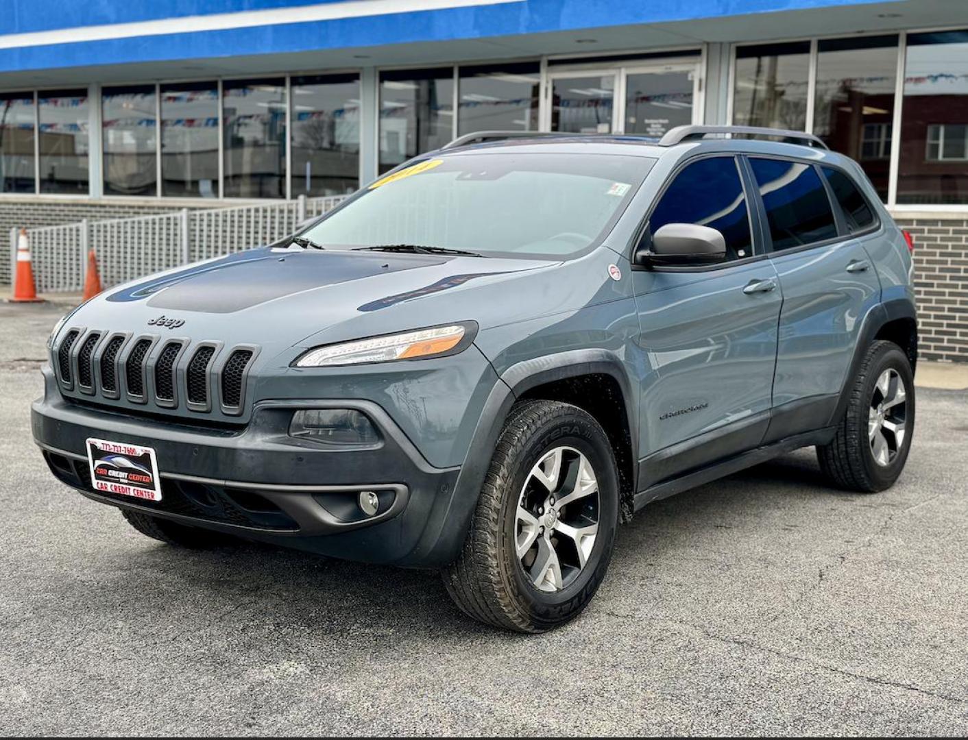 2014 GRAY Jeep Cherokee Trailhawk 4WD (1C4PJMBS7EW) with an 3.2L V6 DOHC 24V engine, 9-Speed Automatic transmission, located at 7600 S Western Ave., Chicago, IL, 60620, (773) 918-3980, 0.000000, 0.000000 - Photo#2