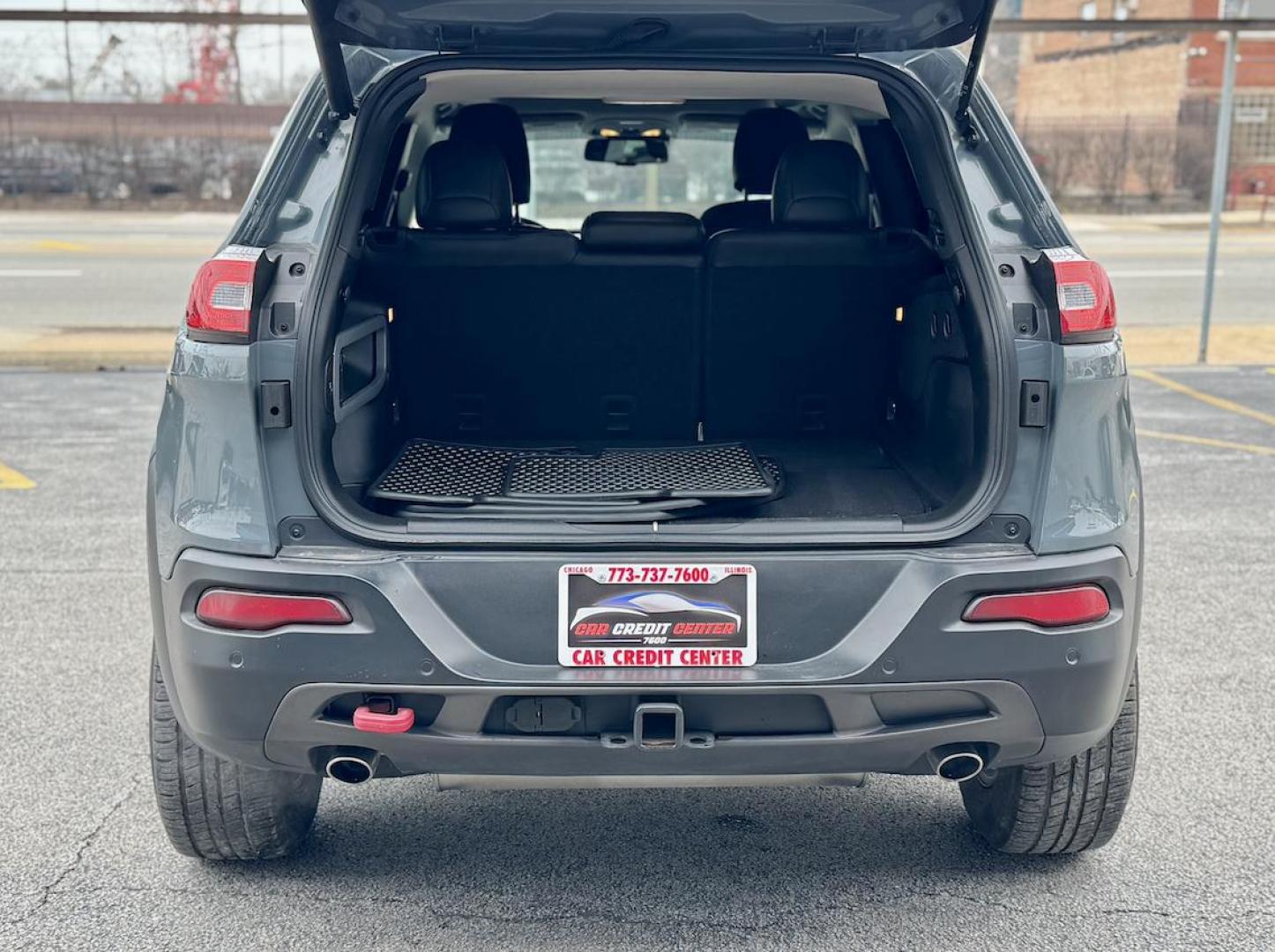2014 GRAY Jeep Cherokee Trailhawk 4WD (1C4PJMBS7EW) with an 3.2L V6 DOHC 24V engine, 9-Speed Automatic transmission, located at 7600 S Western Ave., Chicago, IL, 60620, (773) 918-3980, 0.000000, 0.000000 - Photo#4