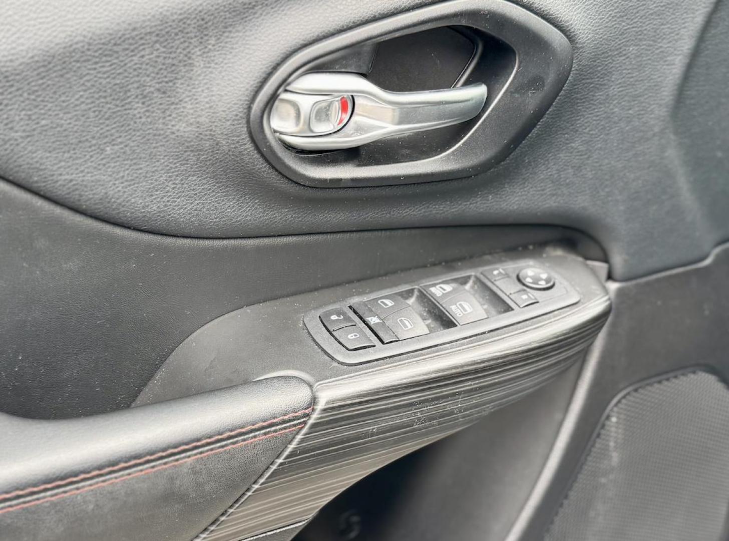 2014 GRAY Jeep Cherokee Trailhawk 4WD (1C4PJMBS7EW) with an 3.2L V6 DOHC 24V engine, 9-Speed Automatic transmission, located at 7600 S Western Ave., Chicago, IL, 60620, (773) 918-3980, 0.000000, 0.000000 - Photo#11