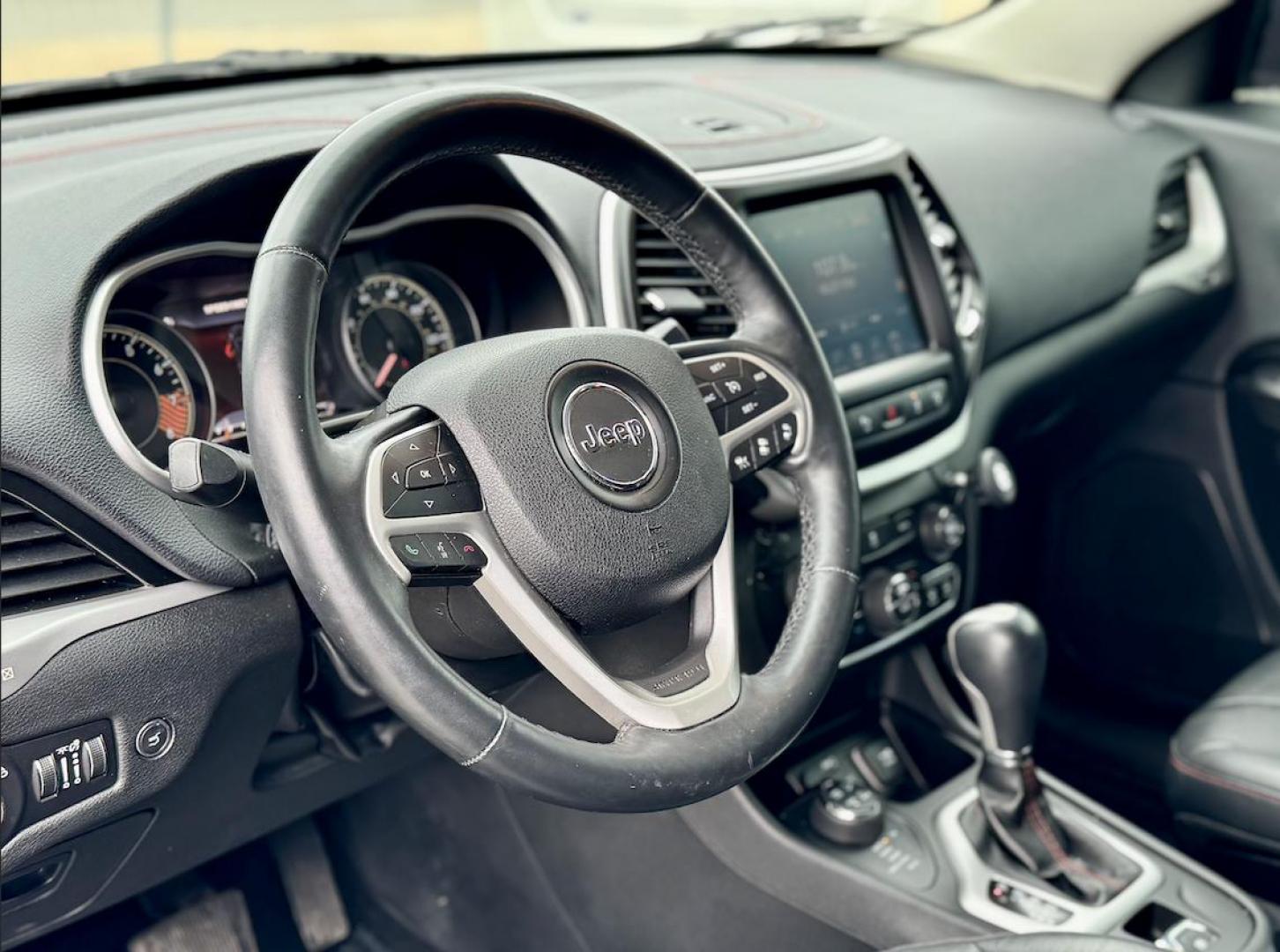 2014 GRAY Jeep Cherokee Trailhawk 4WD (1C4PJMBS7EW) with an 3.2L V6 DOHC 24V engine, 9-Speed Automatic transmission, located at 7600 S Western Ave., Chicago, IL, 60620, (773) 918-3980, 0.000000, 0.000000 - Photo#5