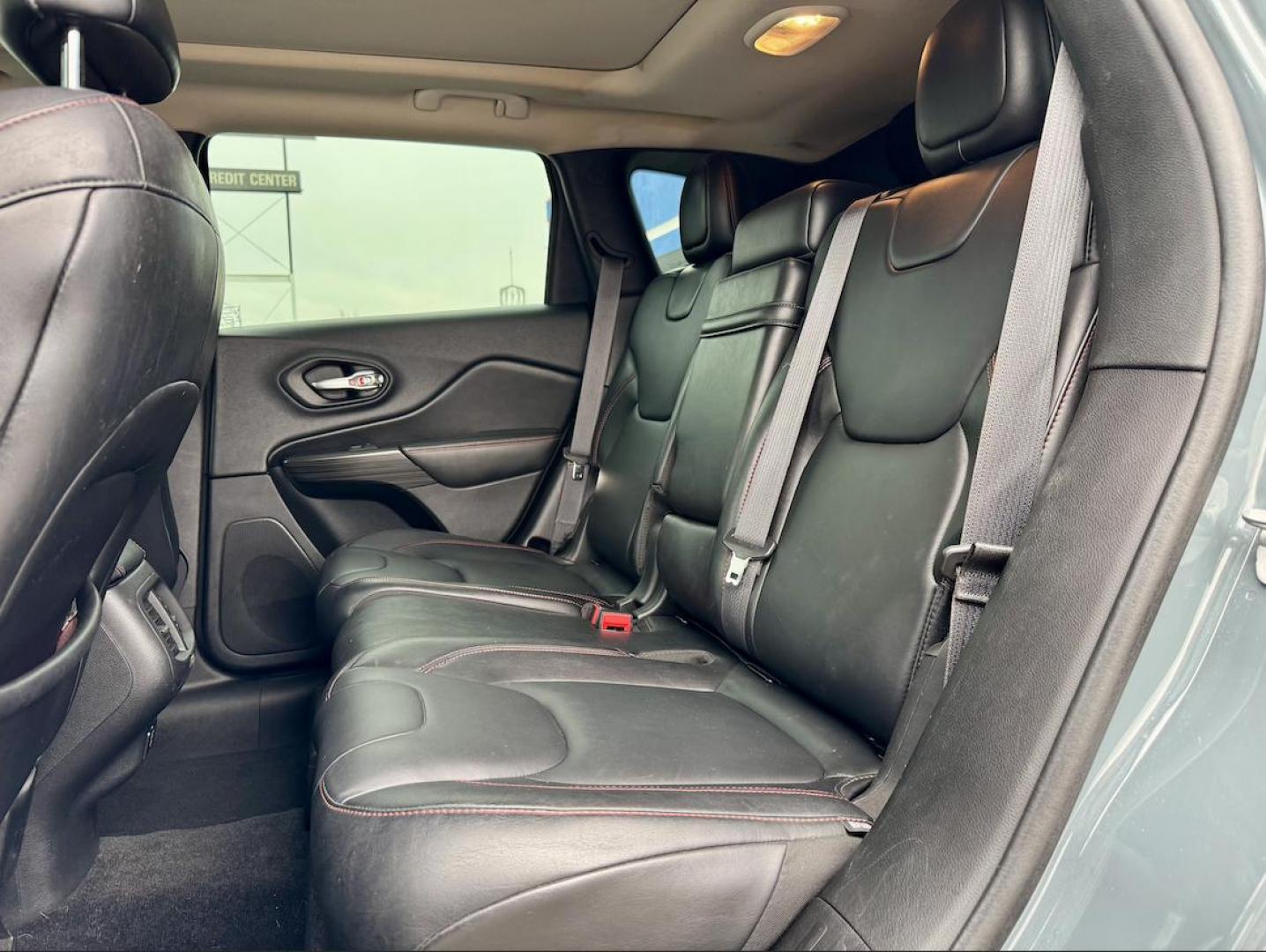 2014 GRAY Jeep Cherokee Trailhawk 4WD (1C4PJMBS7EW) with an 3.2L V6 DOHC 24V engine, 9-Speed Automatic transmission, located at 7600 S Western Ave., Chicago, IL, 60620, (773) 918-3980, 0.000000, 0.000000 - Photo#10
