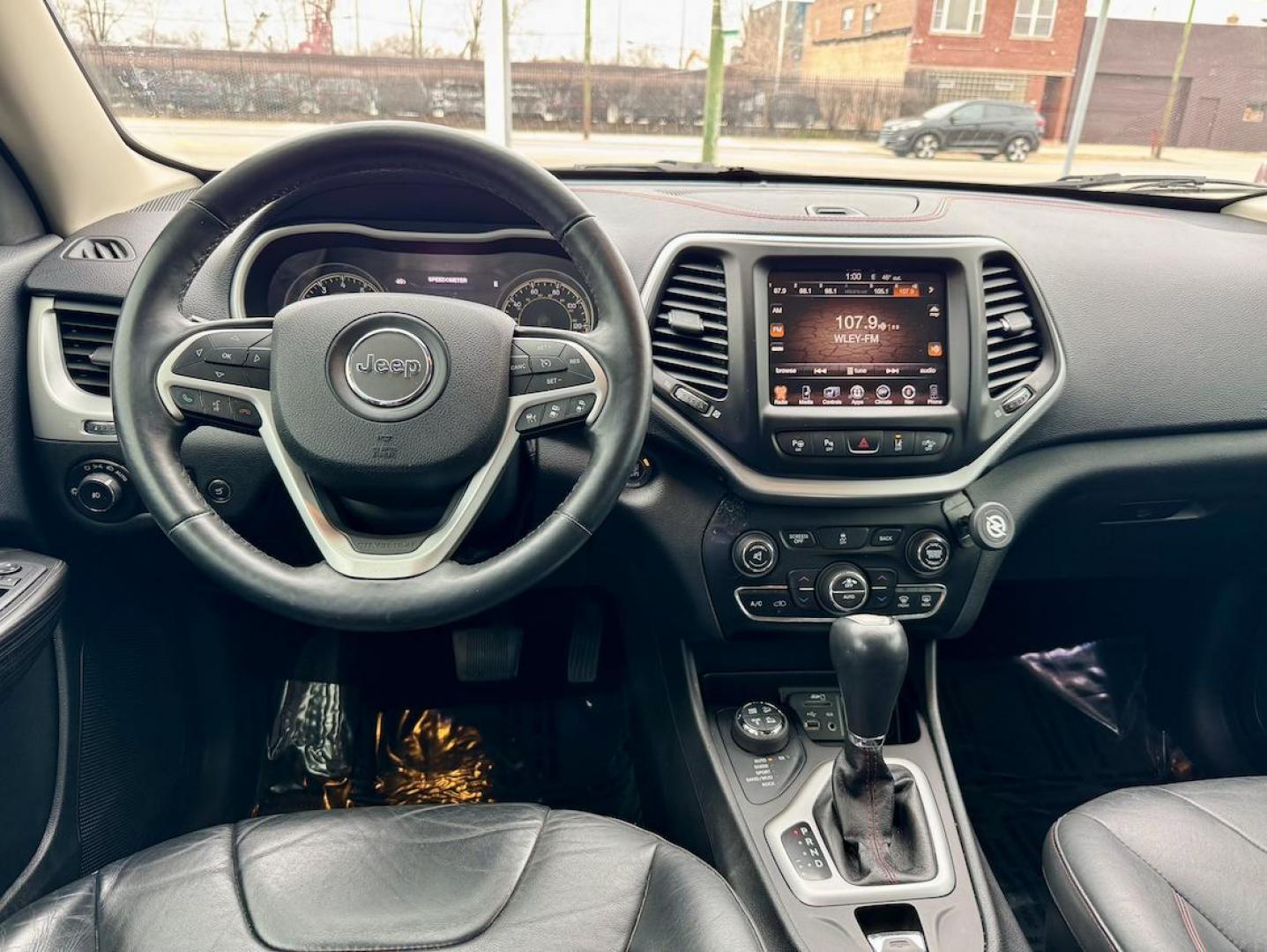 2014 GRAY Jeep Cherokee Trailhawk 4WD (1C4PJMBS7EW) with an 3.2L V6 DOHC 24V engine, 9-Speed Automatic transmission, located at 7600 S Western Ave., Chicago, IL, 60620, (773) 918-3980, 0.000000, 0.000000 - Photo#6