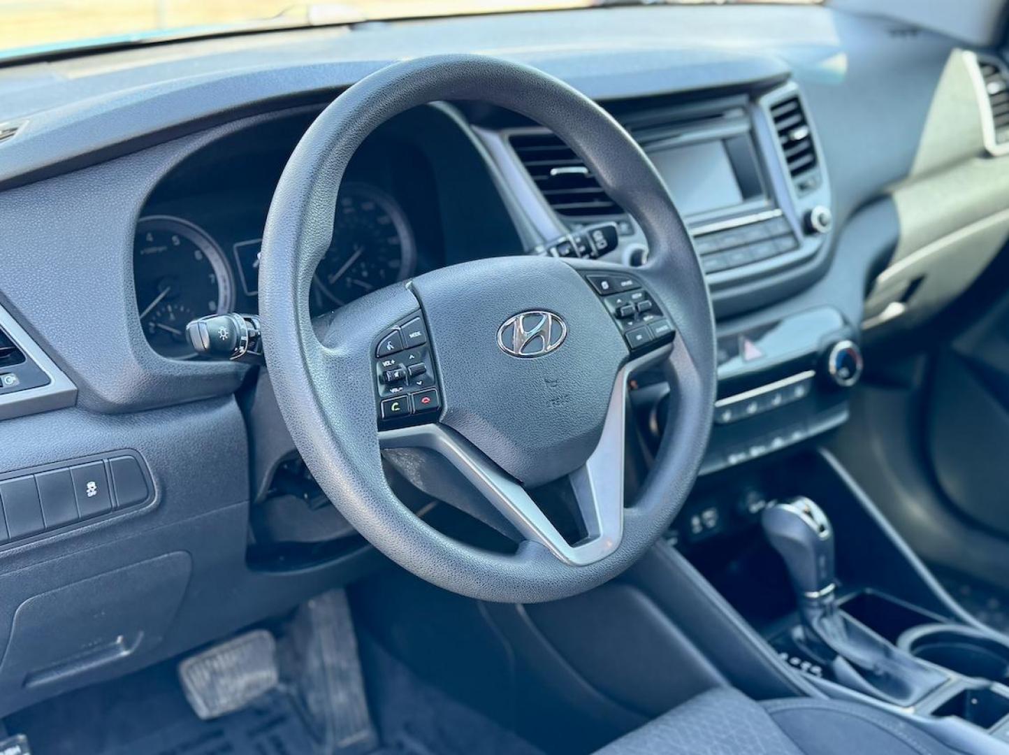 2017 BLUE Hyundai Tucson SE w/Preferred Package (KM8J33A45HU) with an 2.0L L4 DOHC 16V engine, 6A transmission, located at 7600 S Western Ave., Chicago, IL, 60620, (773) 918-3980, 0.000000, 0.000000 - Photo#5