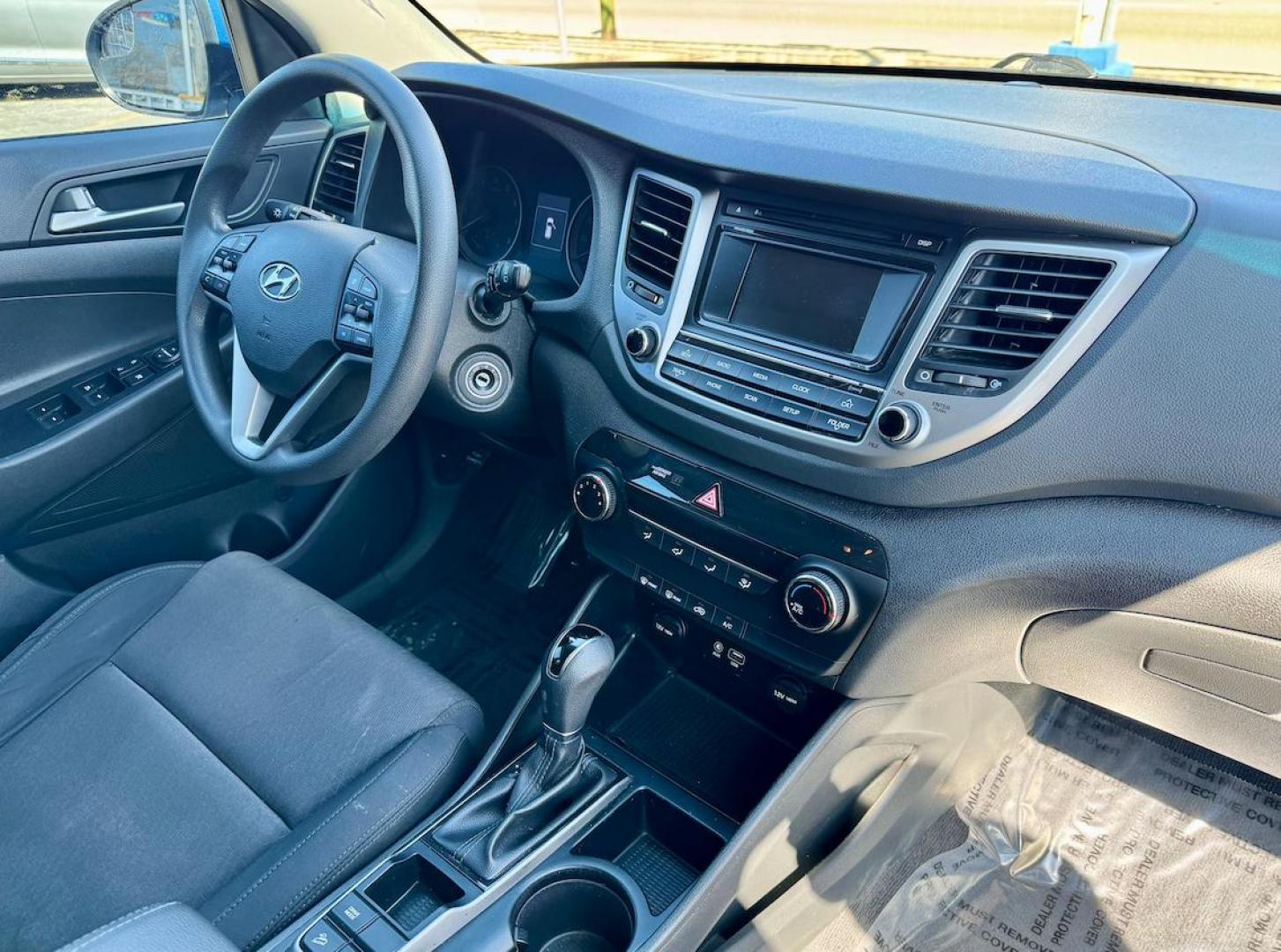 2017 BLUE Hyundai Tucson SE w/Preferred Package (KM8J33A45HU) with an 2.0L L4 DOHC 16V engine, 6A transmission, located at 7600 S Western Ave., Chicago, IL, 60620, (773) 918-3980, 0.000000, 0.000000 - Photo#8