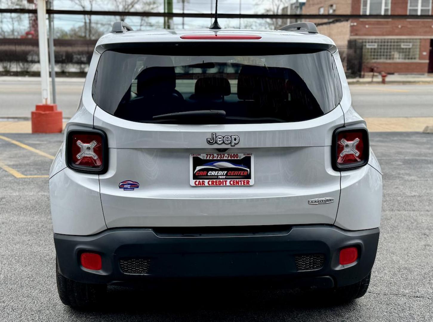 2017 SILVER Jeep Renegade Latitude FWD (ZACCJABB0HP) with an 2.4L L4 DOHC 16V engine, 6M transmission, located at 7600 S Western Ave., Chicago, IL, 60620, (773) 918-3980, 0.000000, 0.000000 - Photo#3