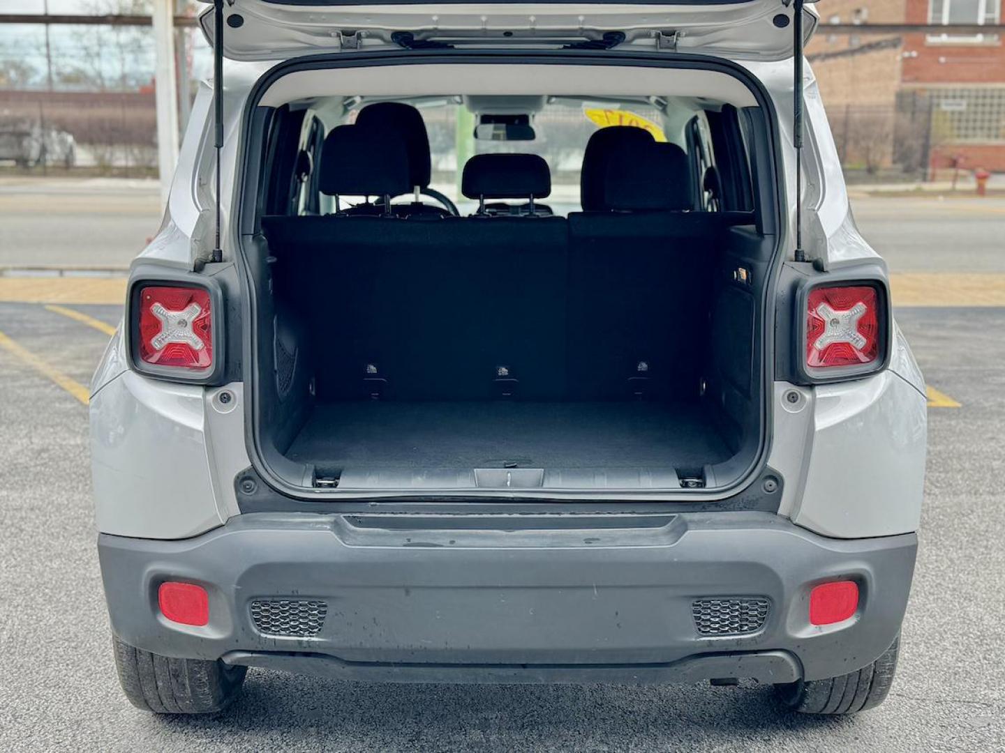 2017 SILVER Jeep Renegade Latitude FWD (ZACCJABB0HP) with an 2.4L L4 DOHC 16V engine, 6M transmission, located at 7600 S Western Ave., Chicago, IL, 60620, (773) 918-3980, 0.000000, 0.000000 - Photo#4