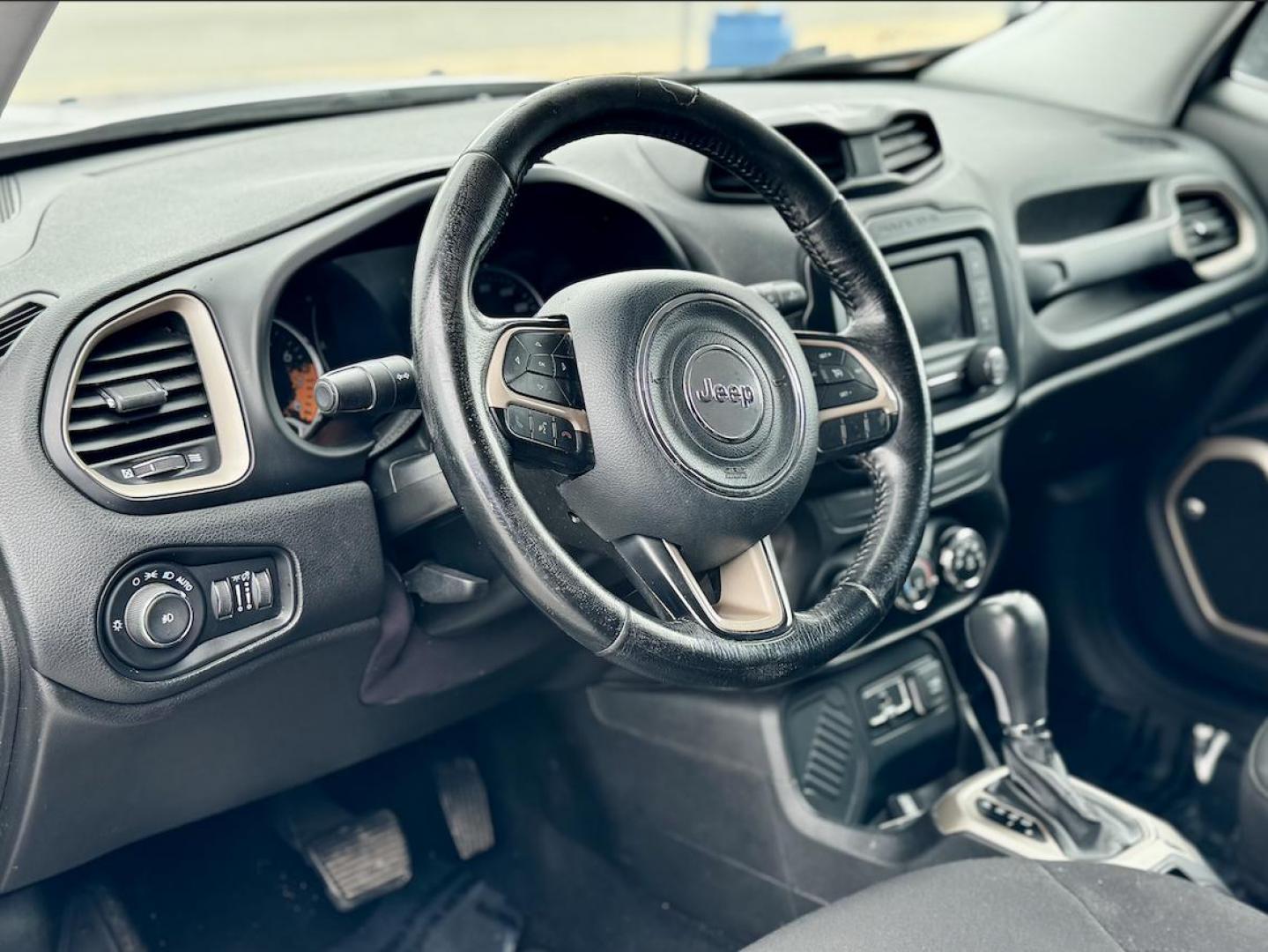 2017 SILVER Jeep Renegade Latitude FWD (ZACCJABB0HP) with an 2.4L L4 DOHC 16V engine, 6M transmission, located at 7600 S Western Ave., Chicago, IL, 60620, (773) 918-3980, 0.000000, 0.000000 - Photo#5