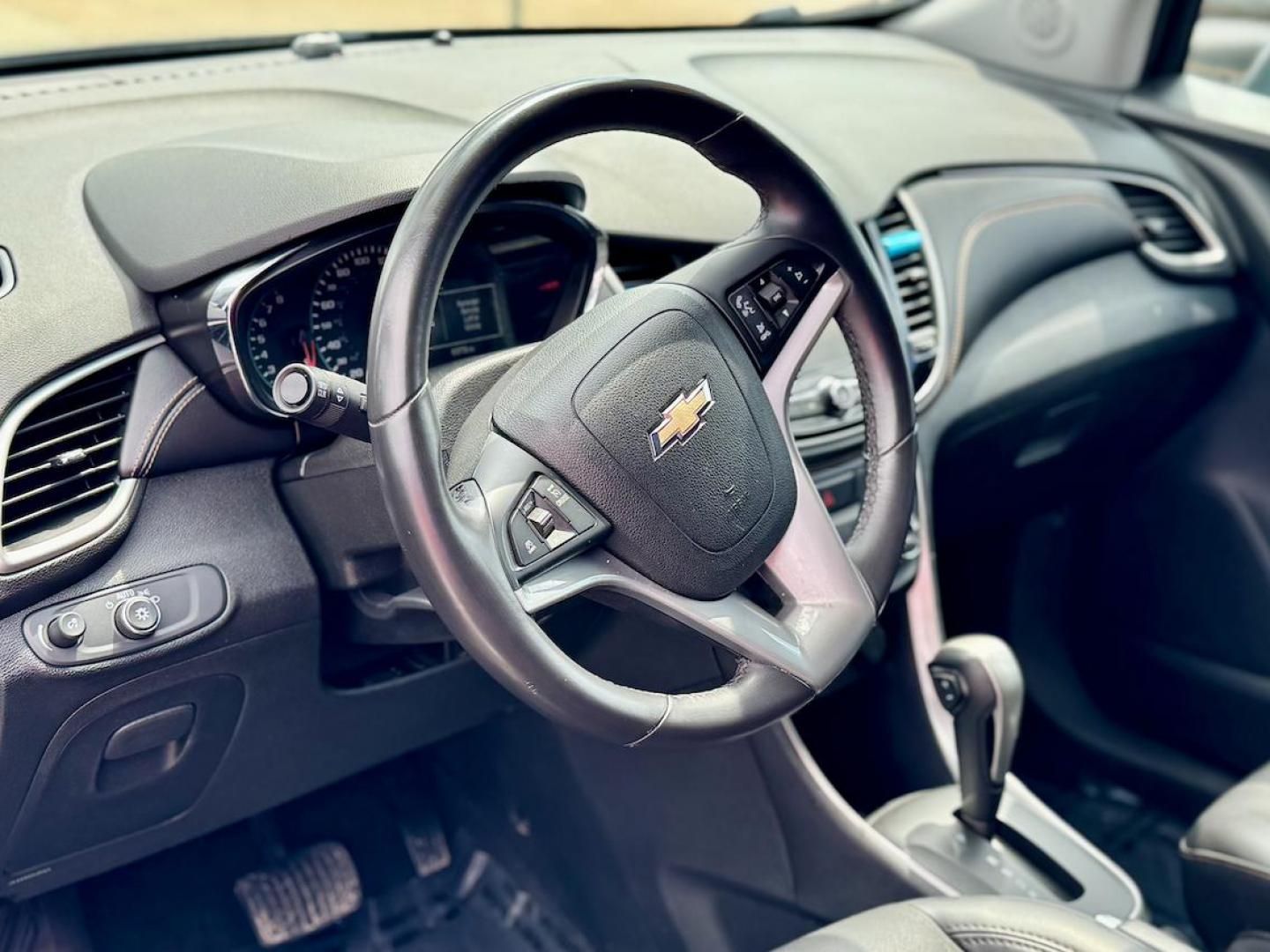 2018 GRAY Chevrolet Trax LT FWD (3GNCJLSB0JL) with an 1.4L L4 DOHC 16V engine, 6A transmission, located at 7600 S Western Ave., Chicago, IL, 60620, (773) 918-3980, 0.000000, 0.000000 - Photo#5
